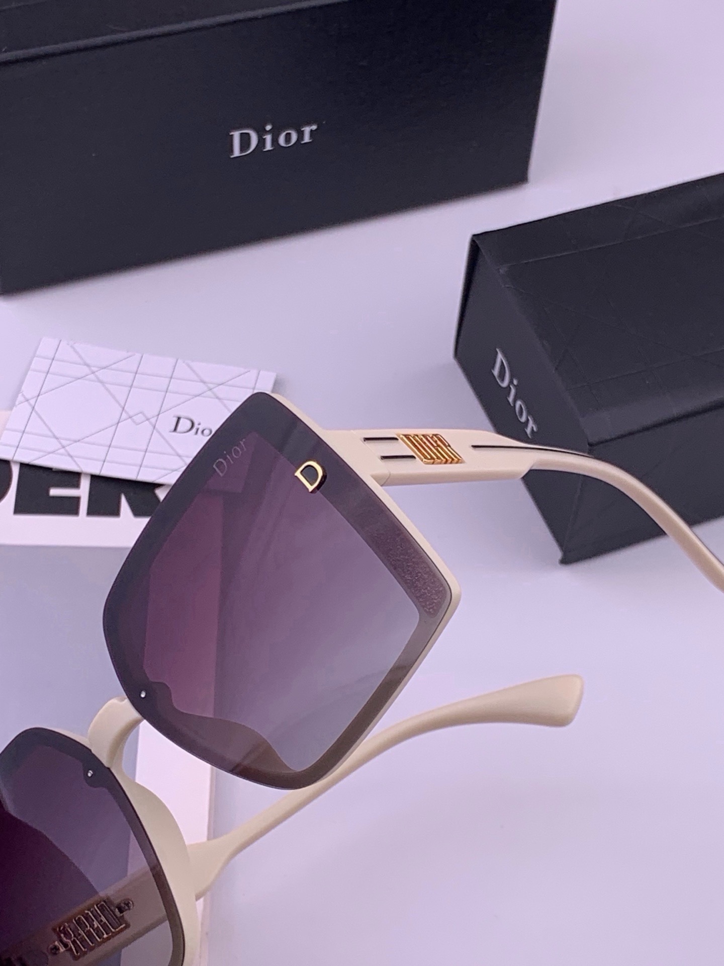 🆕  🔺 【DIOR-迪奥】开春新款 潮流爆款 时尚方框偏光太阳镜 高品质 佩戴舒适 网红潮款墨镜 型号：D5290