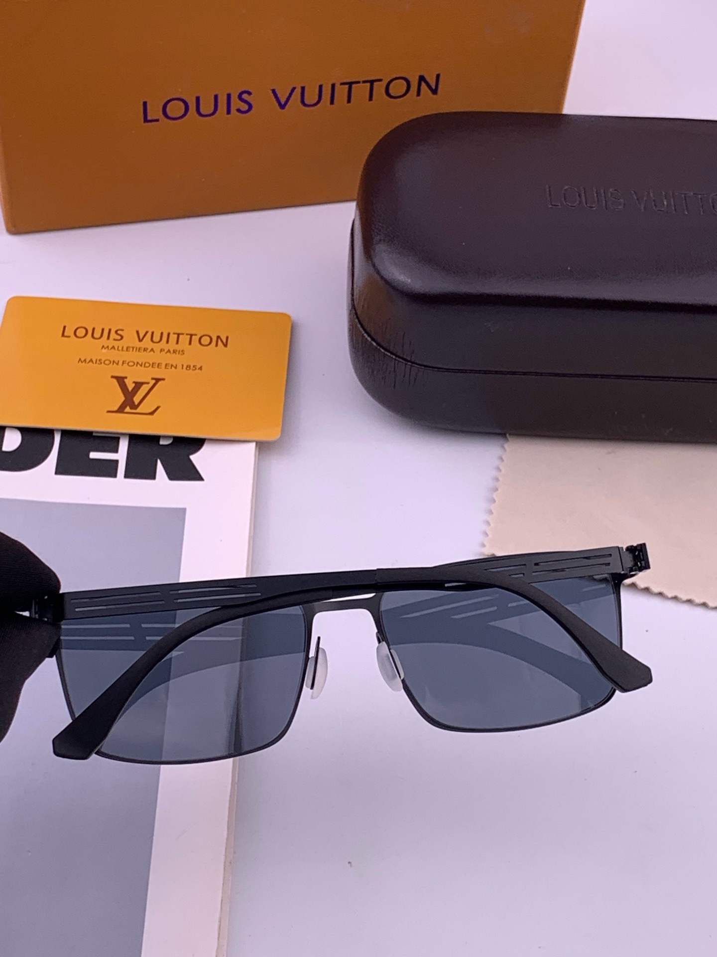 🆕 ♦️LV 新款男女情侣款太阳镜多边形墨镜i🆕 P电镀永不褪色 超轻超有弹性整幅眼镜无螺丝重要的是压不坏 高清镜片、精