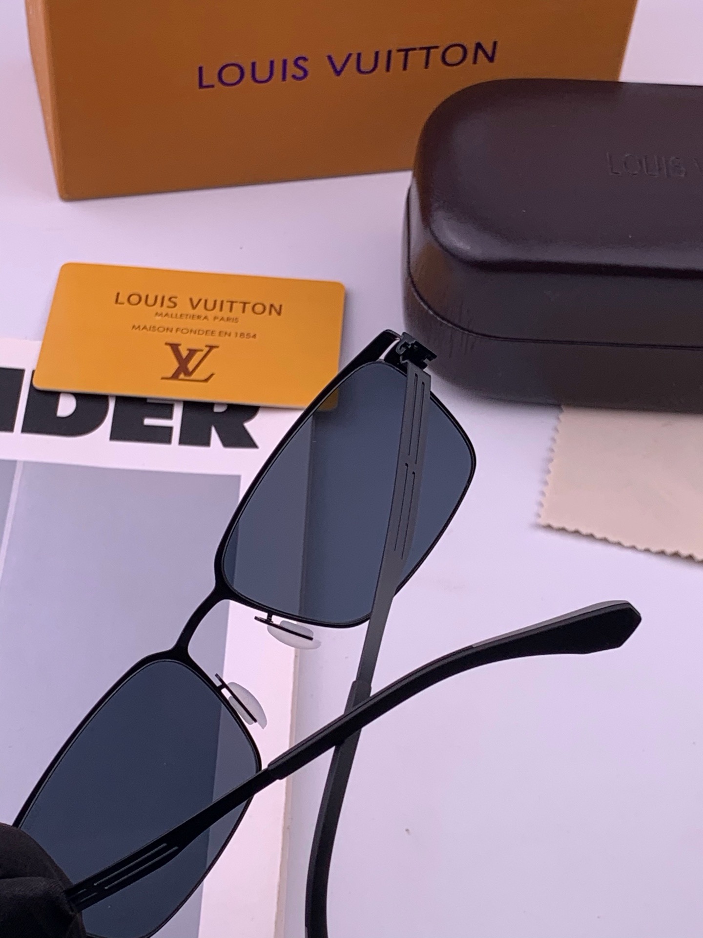 🆕 ♦️LV 新款男女情侣款太阳镜多边形墨镜i🆕 P电镀永不褪色 超轻超有弹性整幅眼镜无螺丝重要的是压不坏 高清镜片、精