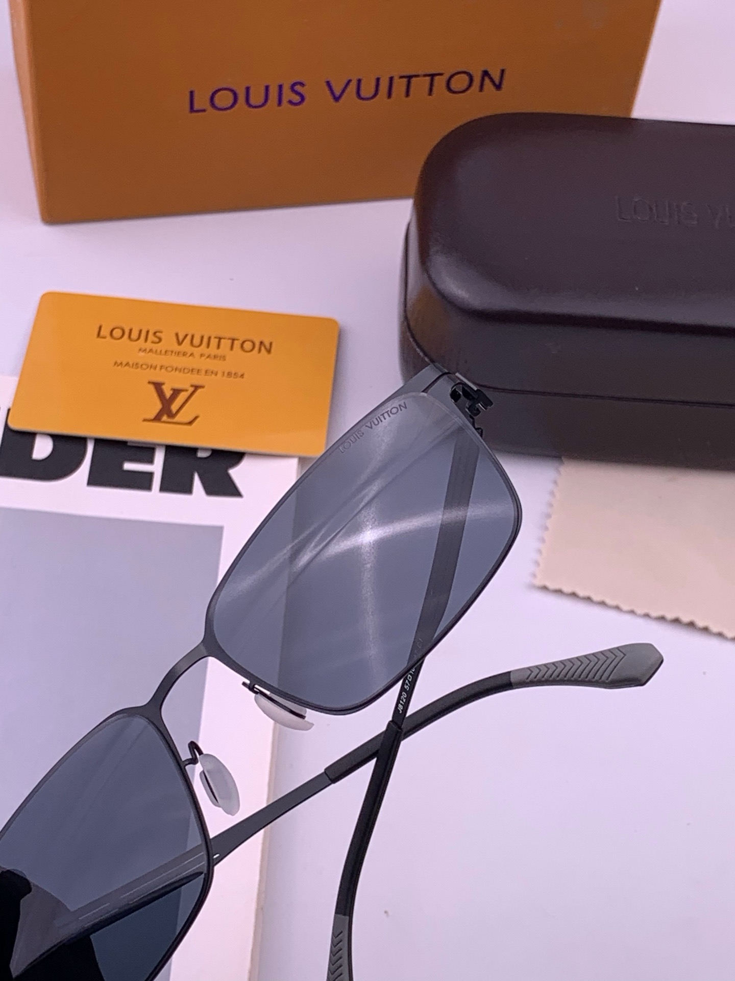 🆕 ♦️LV 新款男女情侣款太阳镜多边形墨镜i🆕 P电镀永不褪色 超轻超有弹性整幅眼镜无螺丝重要的是压不坏 高清镜片、精