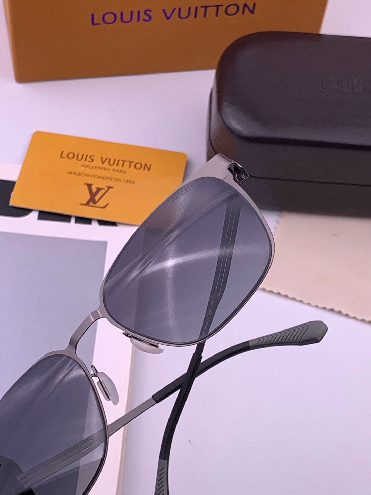 🆕 ♦️LV 新款男女情侣款太阳镜多边形墨镜i🆕 P电镀永不褪色 超轻超有弹性整幅眼镜无螺丝重要的是压不坏 高清镜片、精