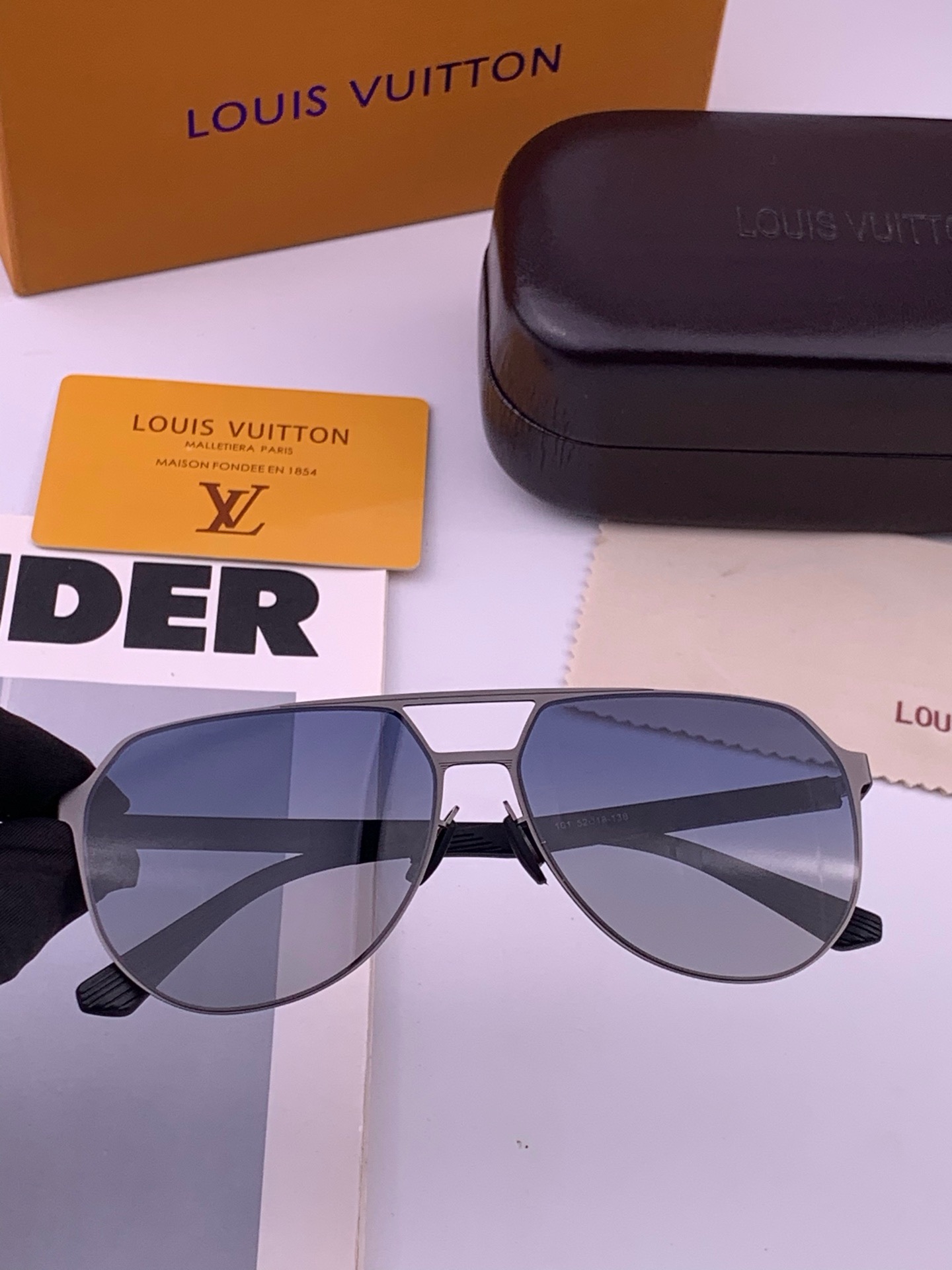 🆕 ♦️LV  新款男女情侣款太阳镜多边形墨镜i🆕 P电镀永不褪色 超轻超有弹性整幅眼镜无螺丝重要的是压不坏 高清尼龙镜