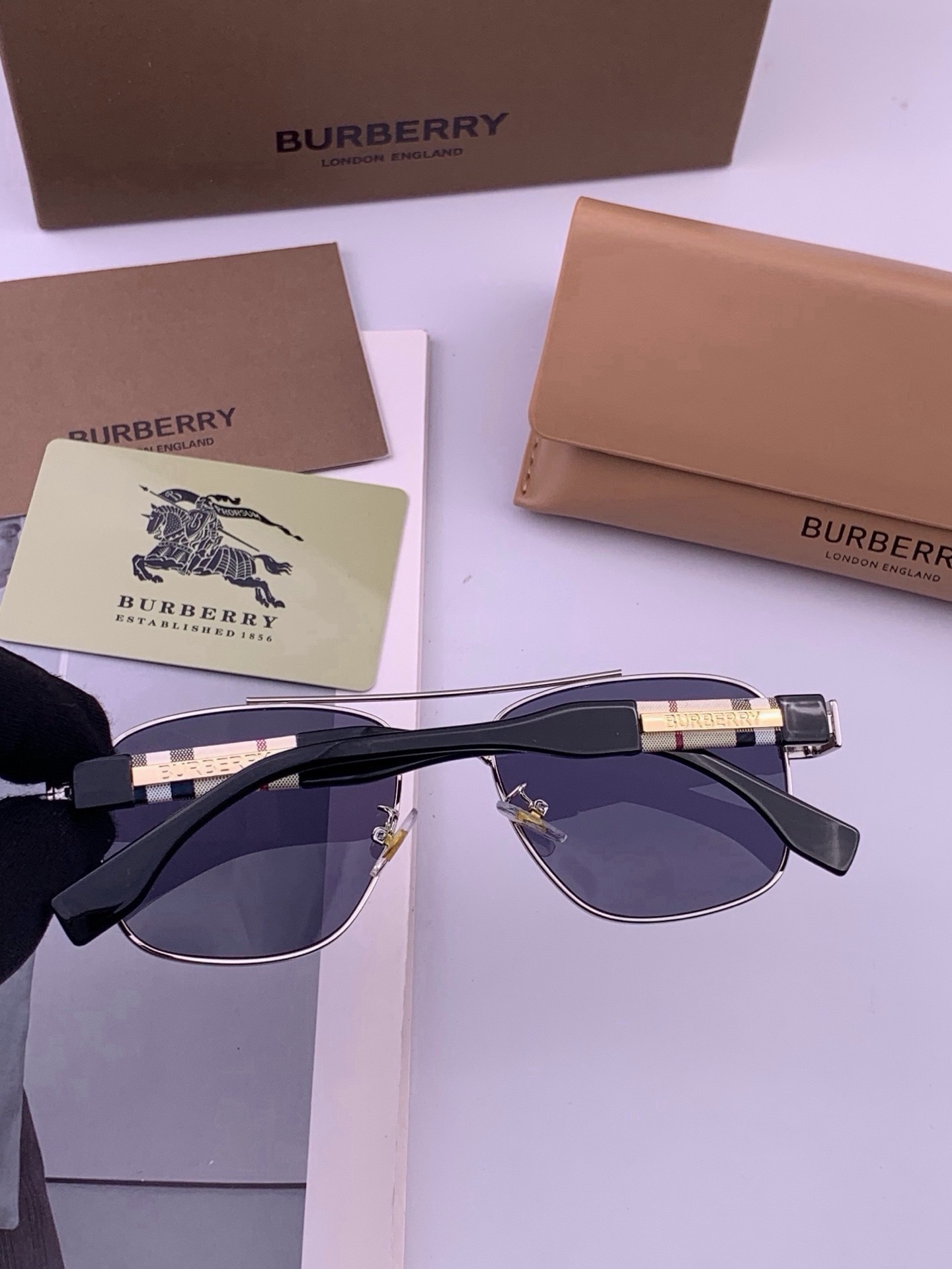 BURBERRY 巴宝莉 男士太阳眼镜 🕶🕶正版蛤蟆 太阳镜💋💋👣👣  高品质 不挑脸 火的狠 🍁🍁💯💯🐝🐝🐝🐝🐝🐝新款