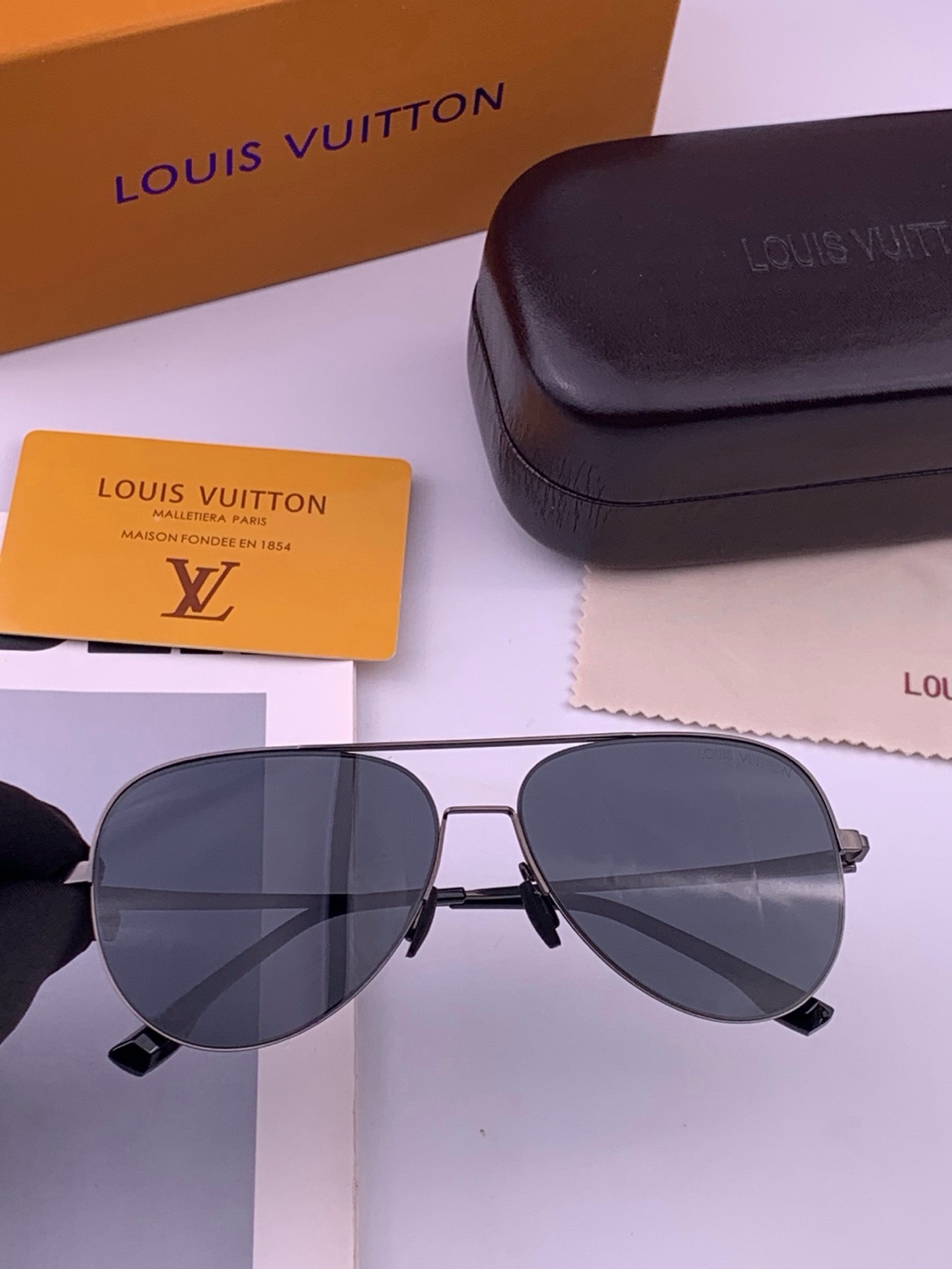 LV 男款炫彩飞行员偏光太阳镜 ❤️材质：高清尼龙加厚卡槽高清偏光镜片 🌹无边框镜架💕颜👍型号：L58903