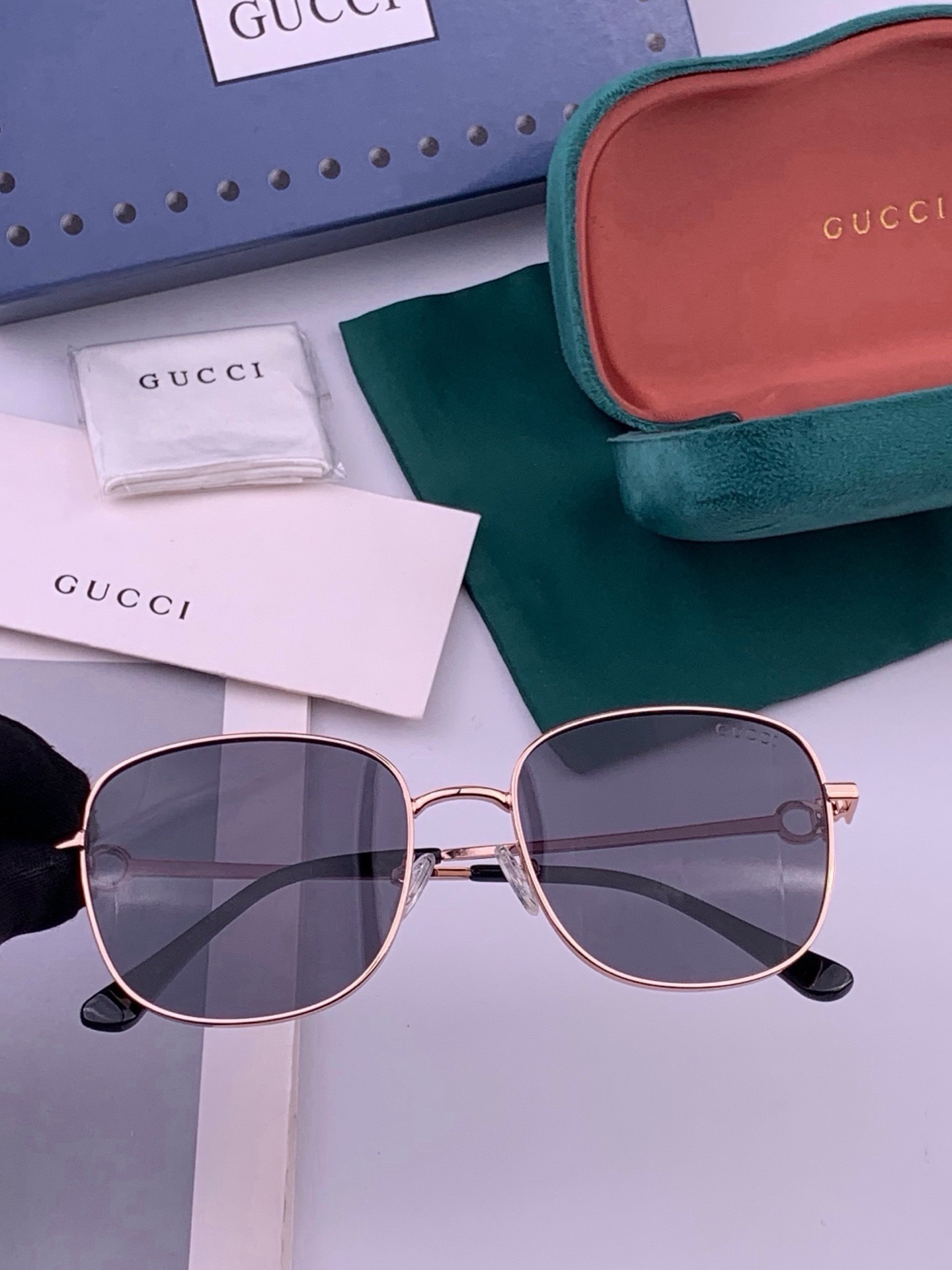 GUCCI 开春新款 最新款方框太阳镜 各路网红纷纷带起气场满分‼️ 俏皮甜美.上脸效果更佳.金属质感超好 型号：G35