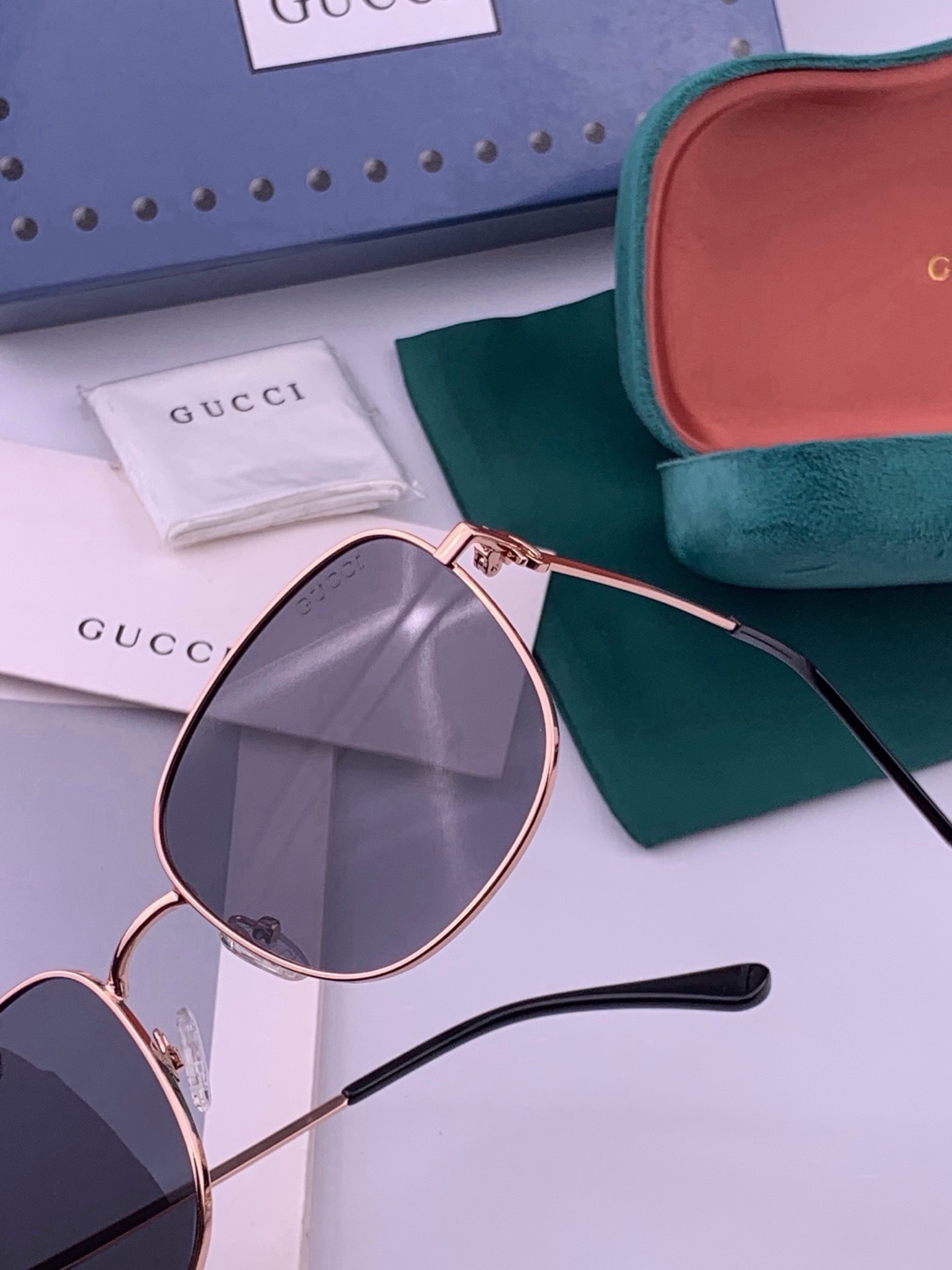 GUCCI 开春新款 最新款方框太阳镜 各路网红纷纷带起气场满分‼️ 俏皮甜美.上脸效果更佳.金属质感超好 型号：G35
