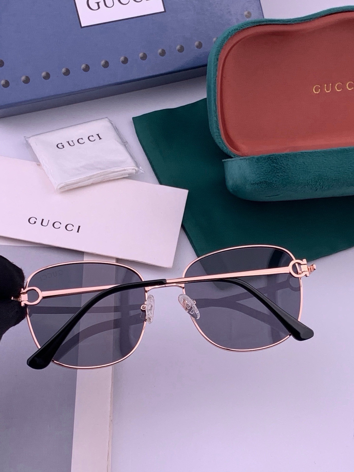 GUCCI 开春新款 最新款方框太阳镜 各路网红纷纷带起气场满分‼️ 俏皮甜美.上脸效果更佳.金属质感超好 型号：G35