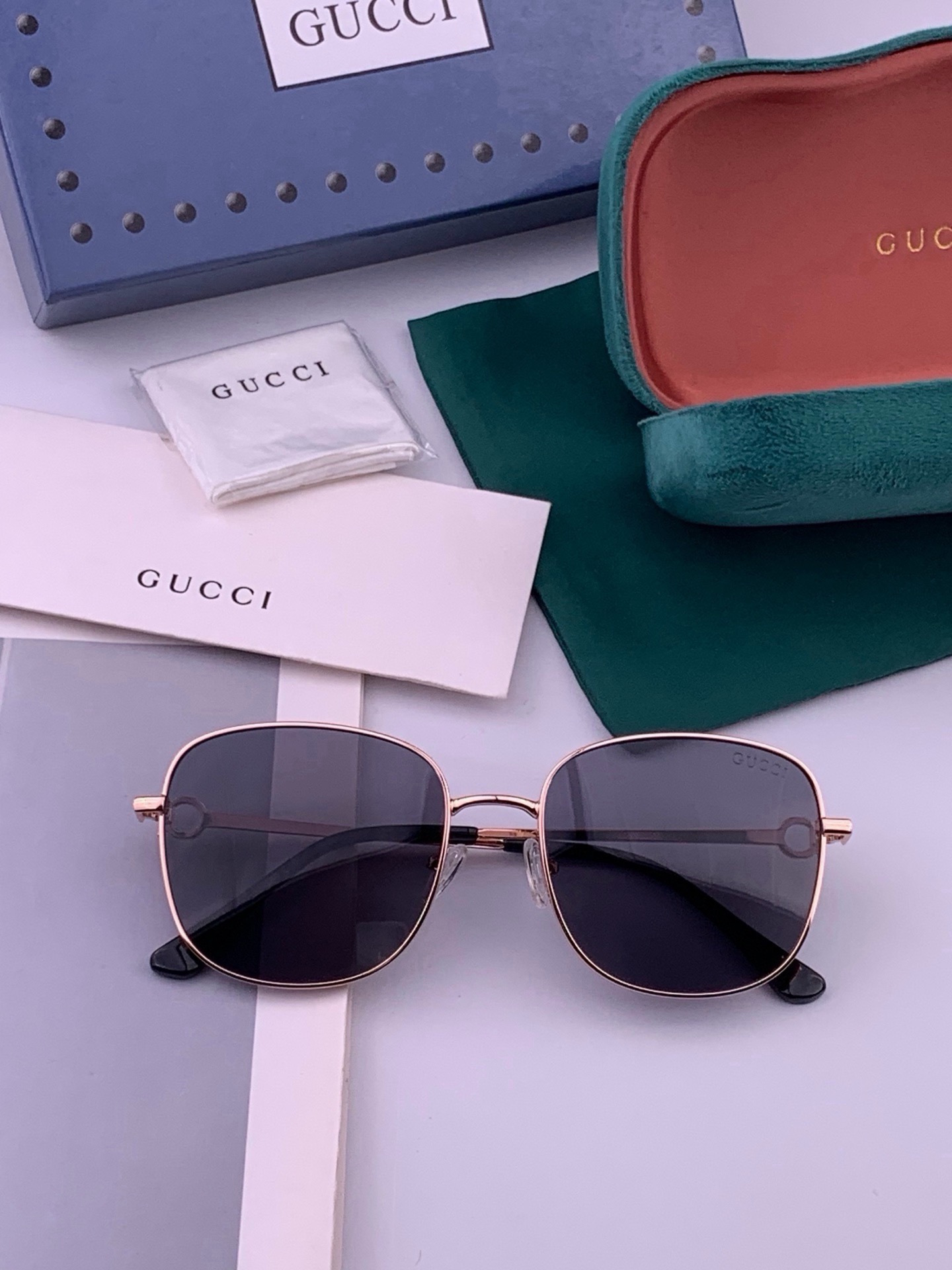 GUCCI 开春新款 最新款方框太阳镜 各路网红纷纷带起气场满分‼️ 俏皮甜美.上脸效果更佳.金属质感超好 型号：G35