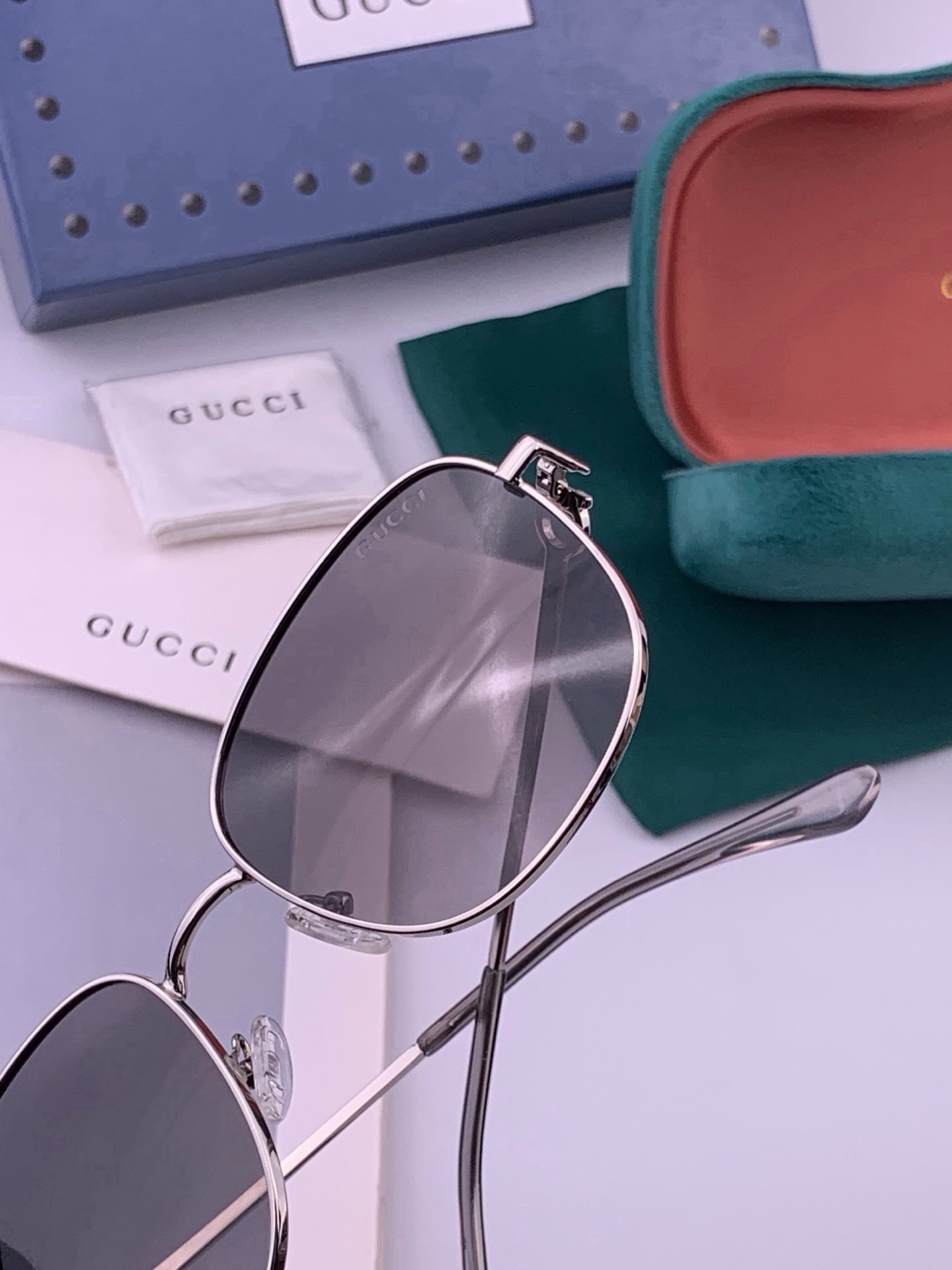 GUCCI 开春新款 最新款方框太阳镜 各路网红纷纷带起气场满分‼️ 俏皮甜美.上脸效果更佳.金属质感超好 型号：G35