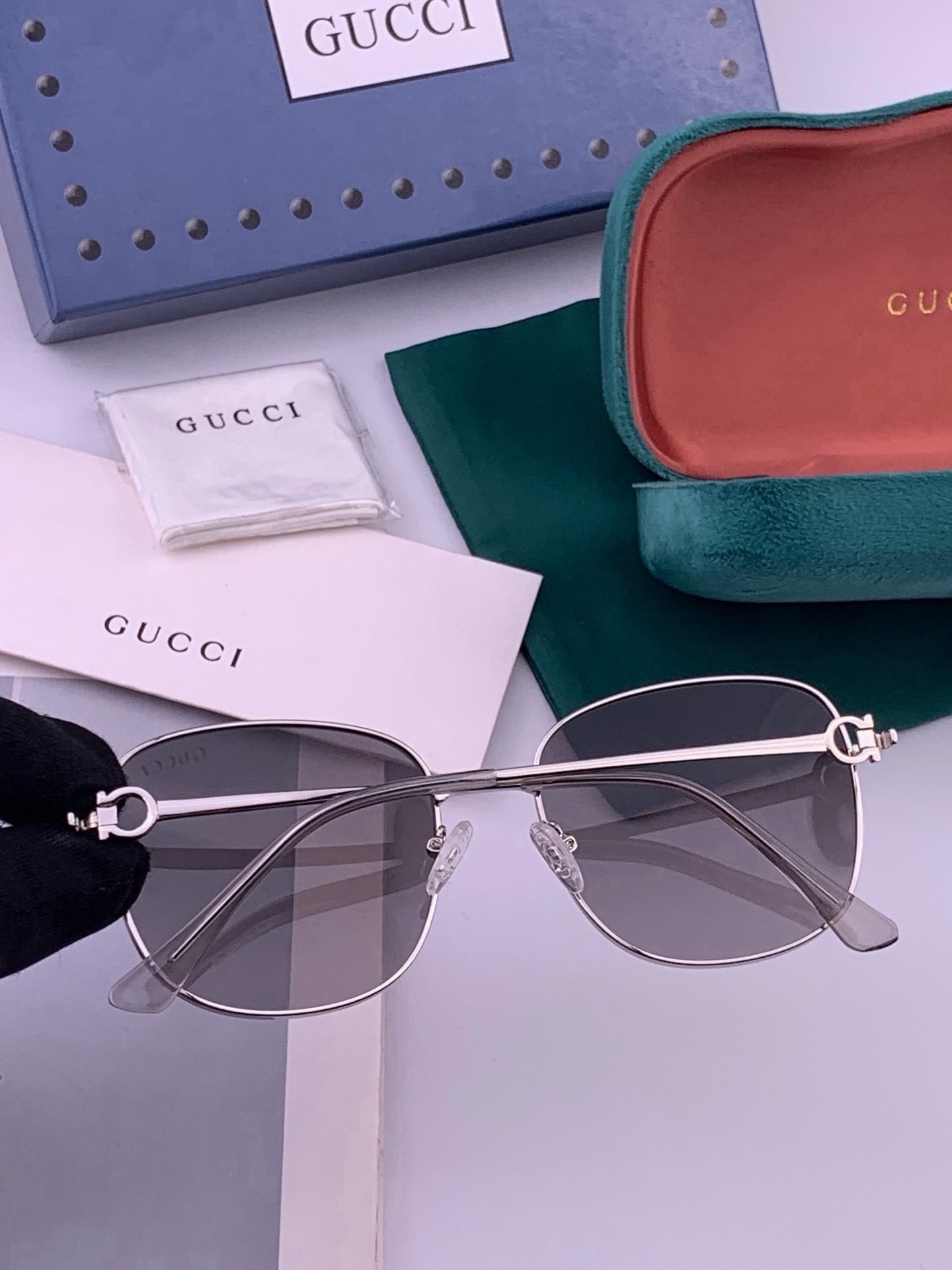 GUCCI 开春新款 最新款方框太阳镜 各路网红纷纷带起气场满分‼️ 俏皮甜美.上脸效果更佳.金属质感超好 型号：G35