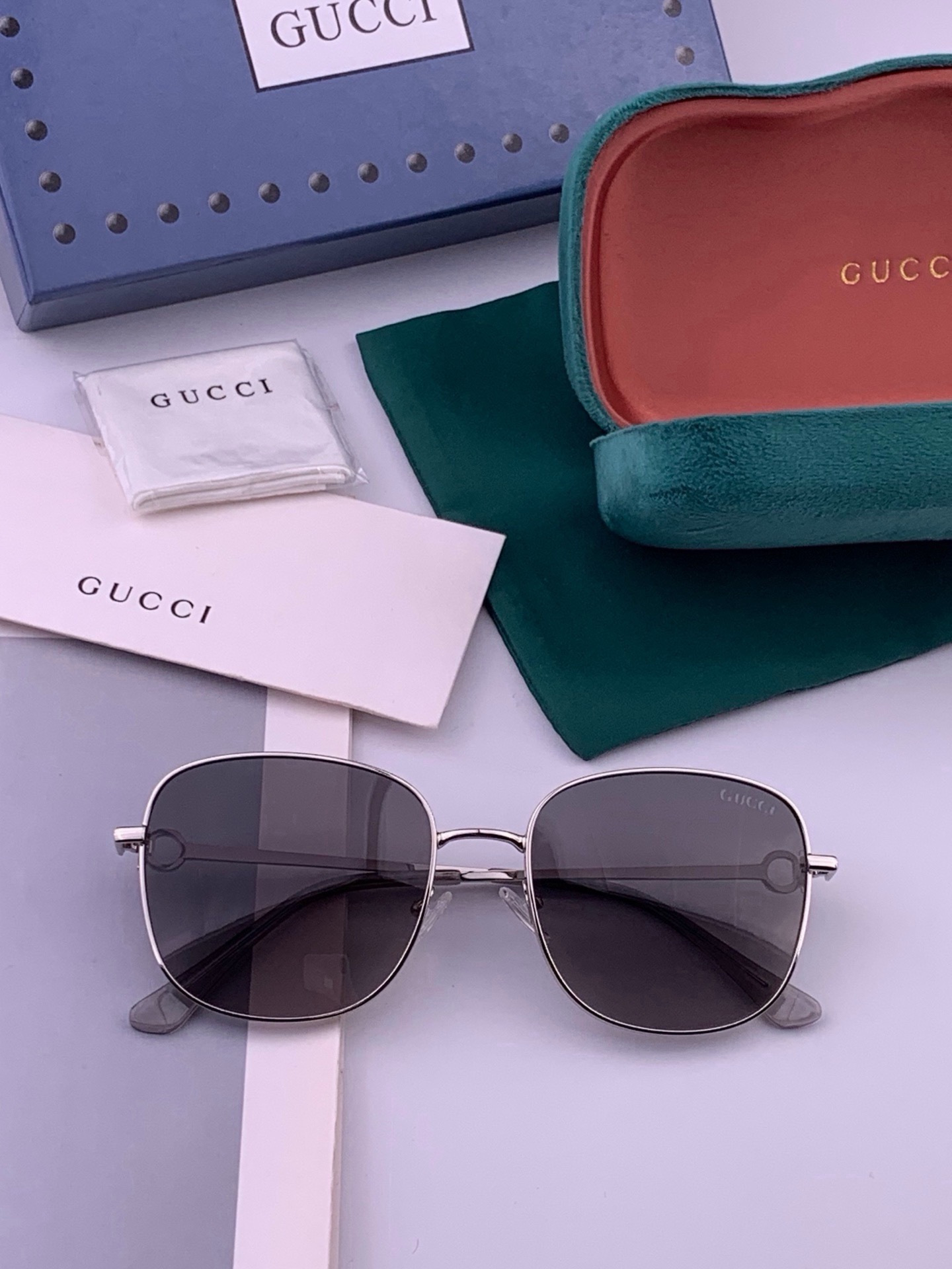 GUCCI 开春新款 最新款方框太阳镜 各路网红纷纷带起气场满分‼️ 俏皮甜美.上脸效果更佳.金属质感超好 型号：G35