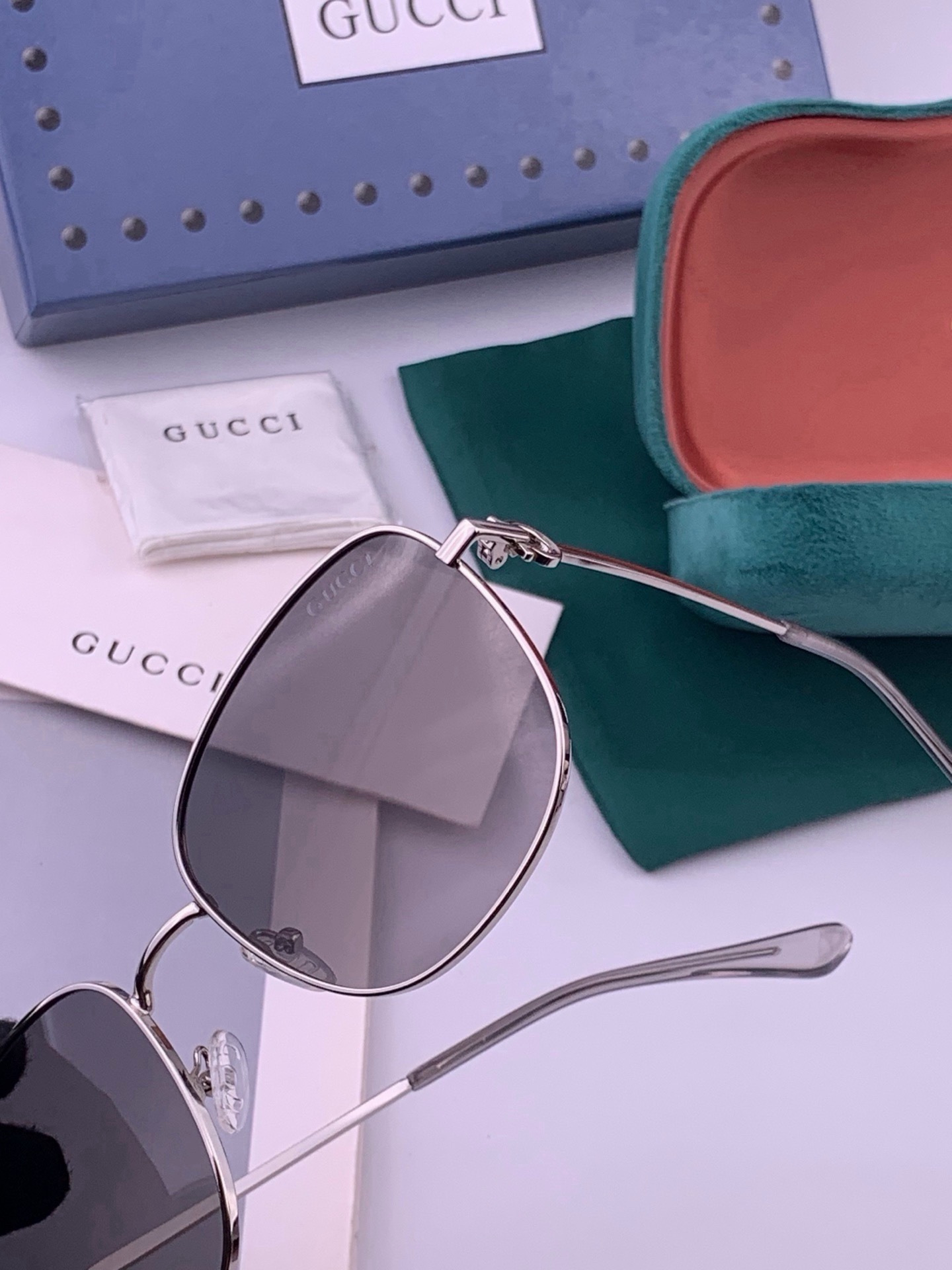 GUCCI 开春新款 最新款方框太阳镜 各路网红纷纷带起气场满分‼️ 俏皮甜美.上脸效果更佳.金属质感超好 型号：G35
