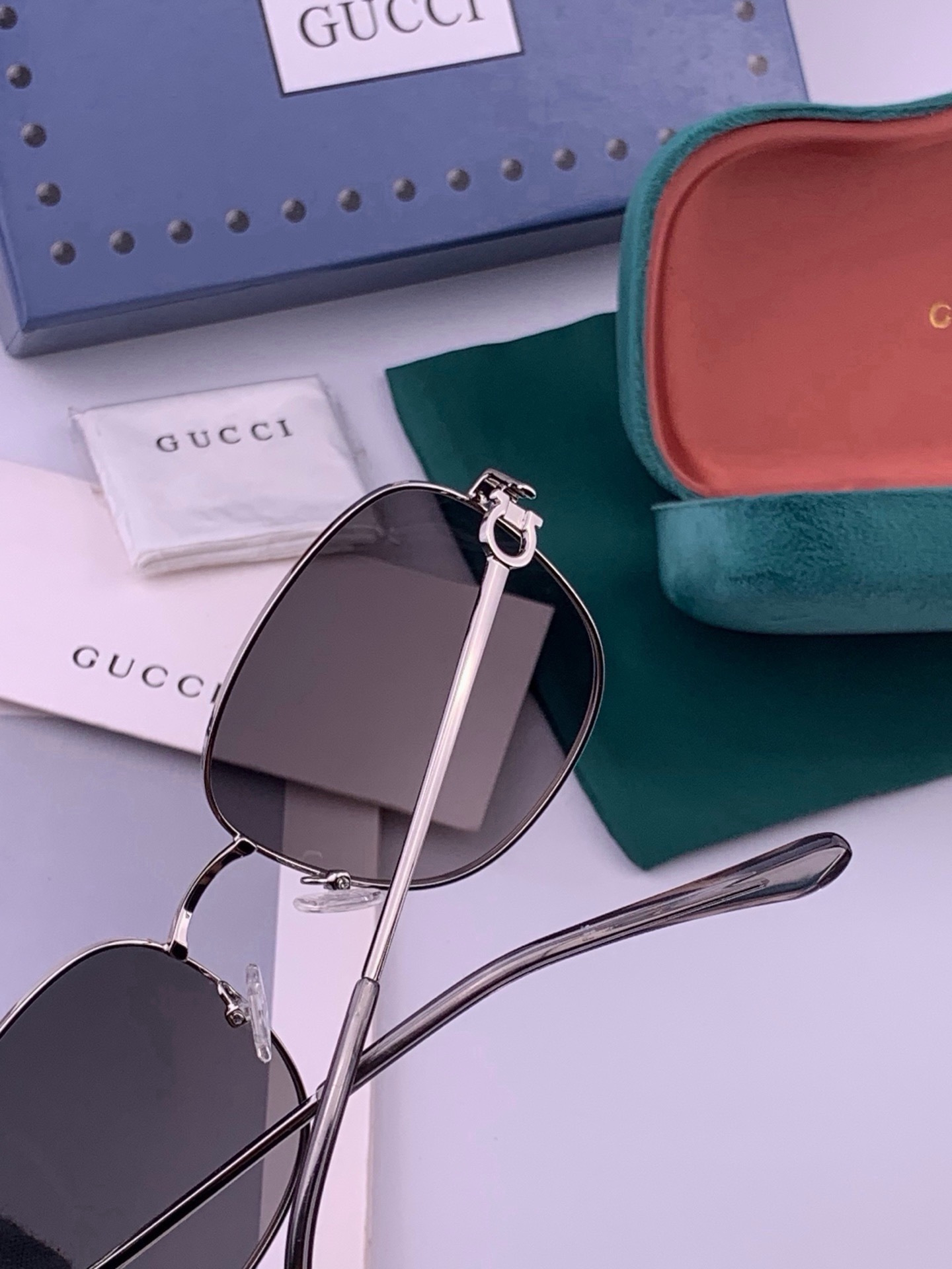GUCCI 开春新款 最新款方框太阳镜 各路网红纷纷带起气场满分‼️ 俏皮甜美.上脸效果更佳.金属质感超好 型号：G35