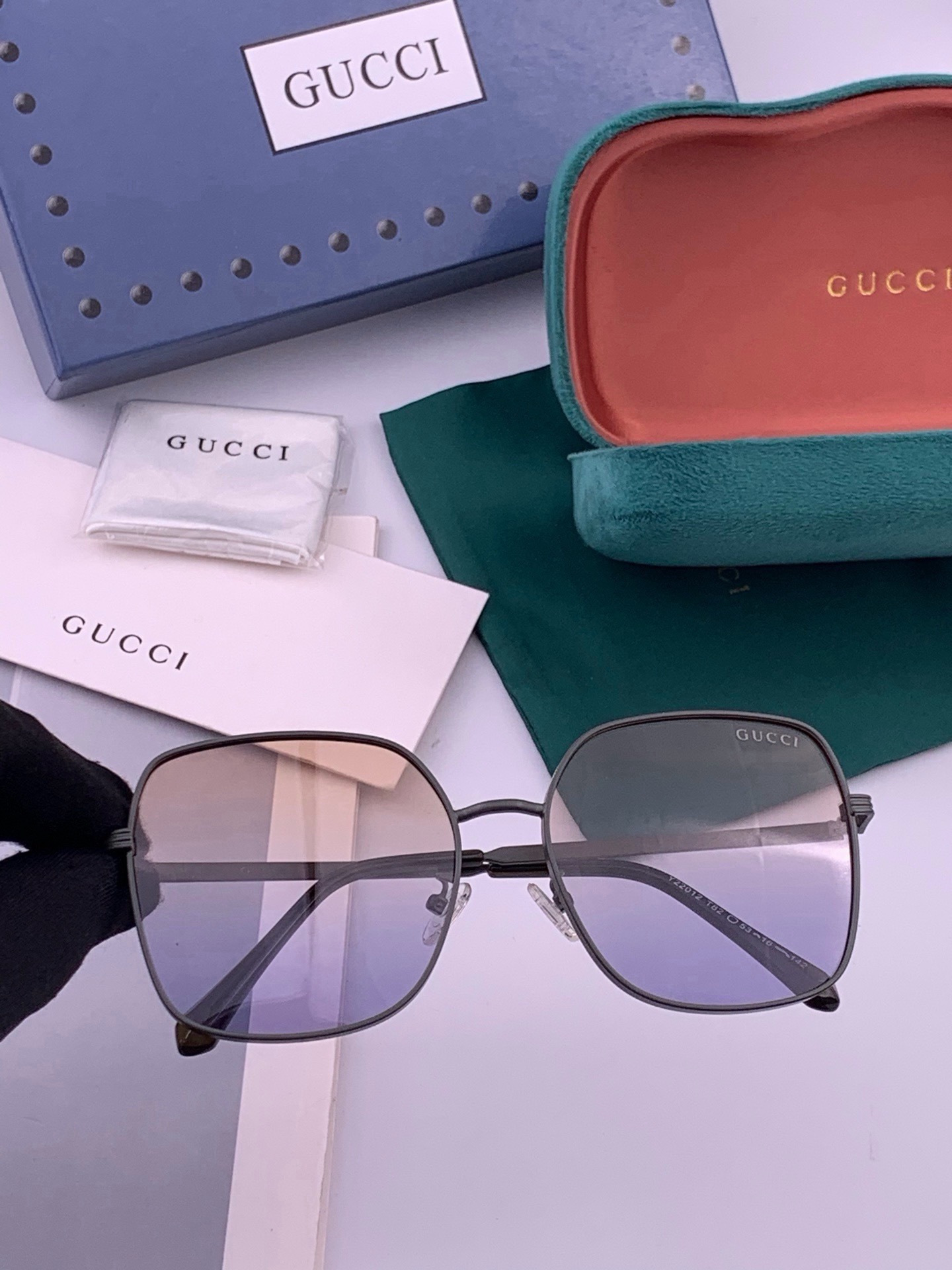 GUCCI 开春新款太阳镜 各路网红纷纷带起气场满分‼️ 俏皮甜美.上脸效果更佳.金属质感超好 型号：G22201