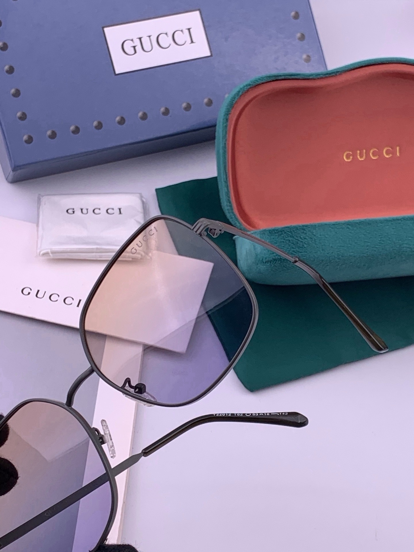 GUCCI 开春新款太阳镜 各路网红纷纷带起气场满分‼️ 俏皮甜美.上脸效果更佳.金属质感超好 型号：G22201