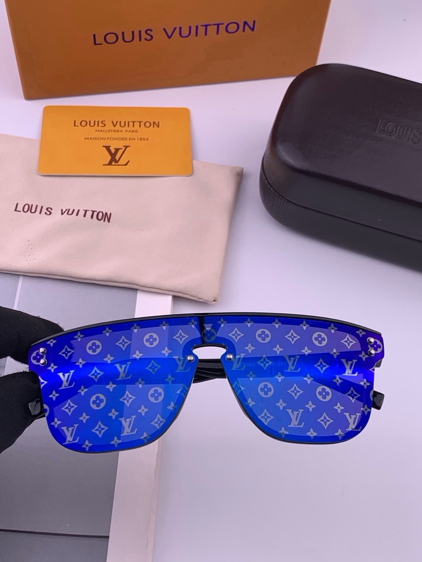 LV🔥高品质男女款”太阳镜🔥 开车钓鱼都可🔥百搭显瘦墨镜韩版男士飞行员大框司机开车防紫外线太阳镜，型号：L2108
