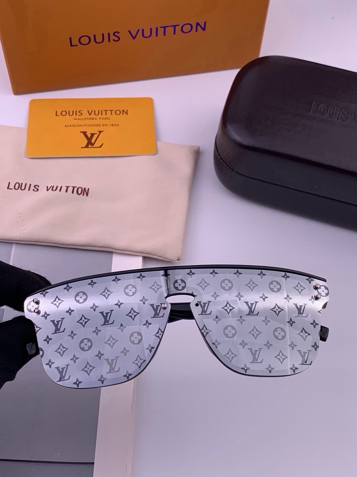 LV🔥高品质男女款”太阳镜🔥 开车钓鱼都可🔥百搭显瘦墨镜韩版男士飞行员大框司机开车防紫外线太阳镜，型号：L2108