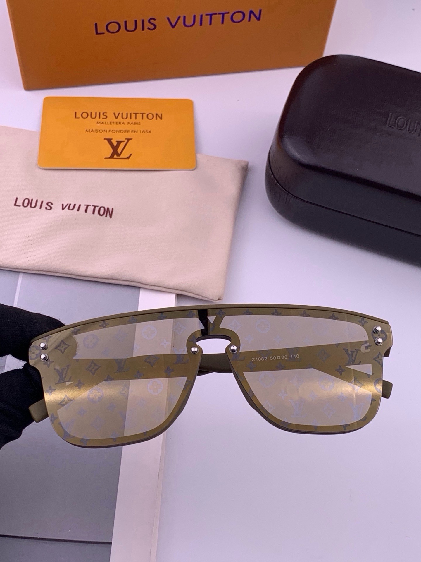 LV🔥高品质男女款”太阳镜🔥 开车钓鱼都可🔥百搭显瘦墨镜韩版男士飞行员大框司机开车防紫外线太阳镜，型号：L2108