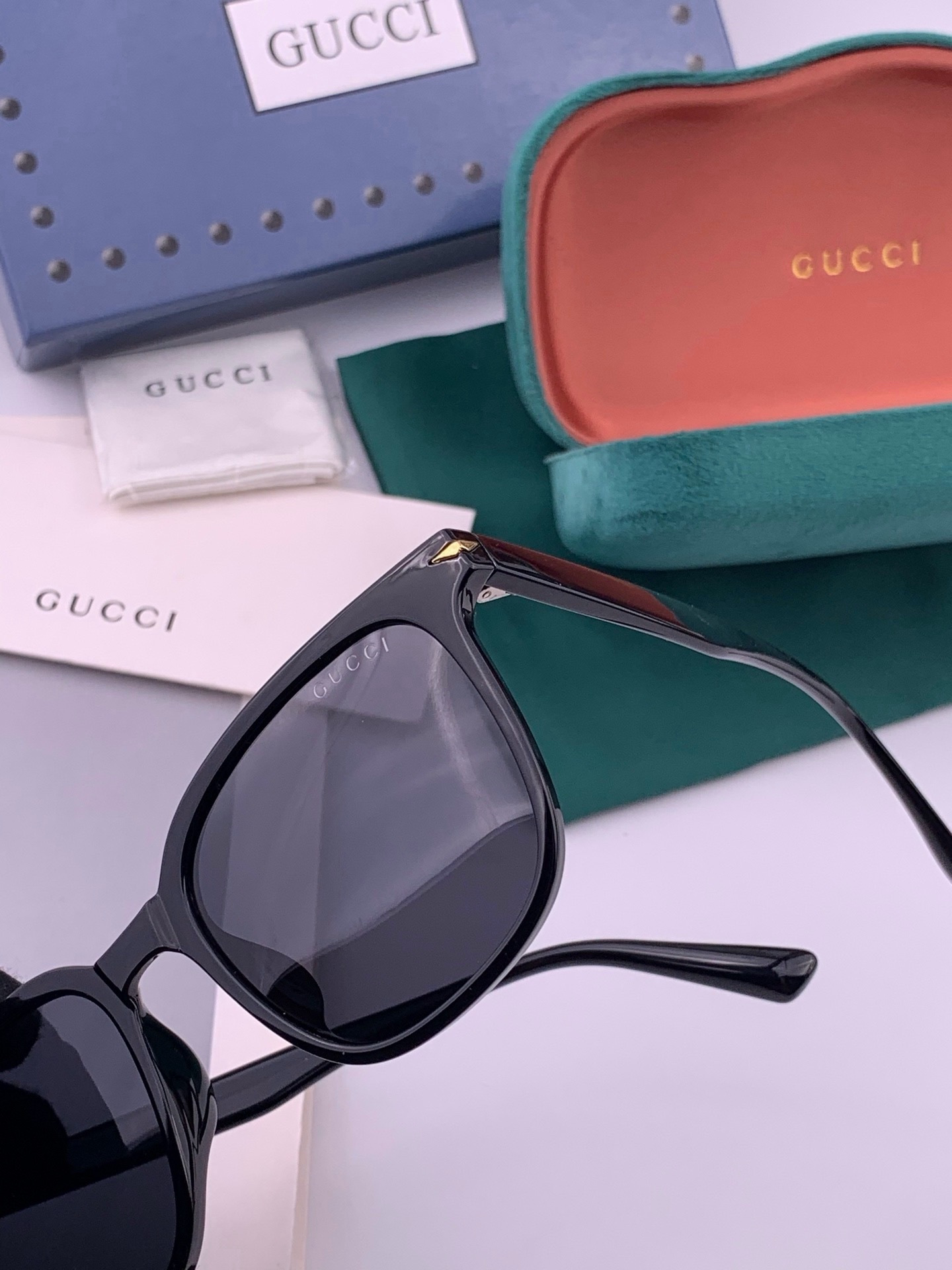 Gucci   情侣款 经典的方框设计，不挑脸型，无论搭配大衣还是连衣裙都非常显气质高清偏光镜片预防紫外线 型号：G62