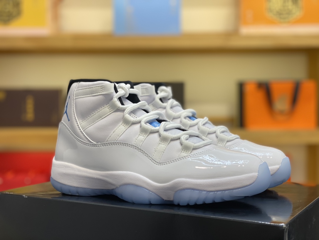 Air Jordan 11 7 étoiles
 Chaussures Air Jordan Noir Bleu clair Blanc