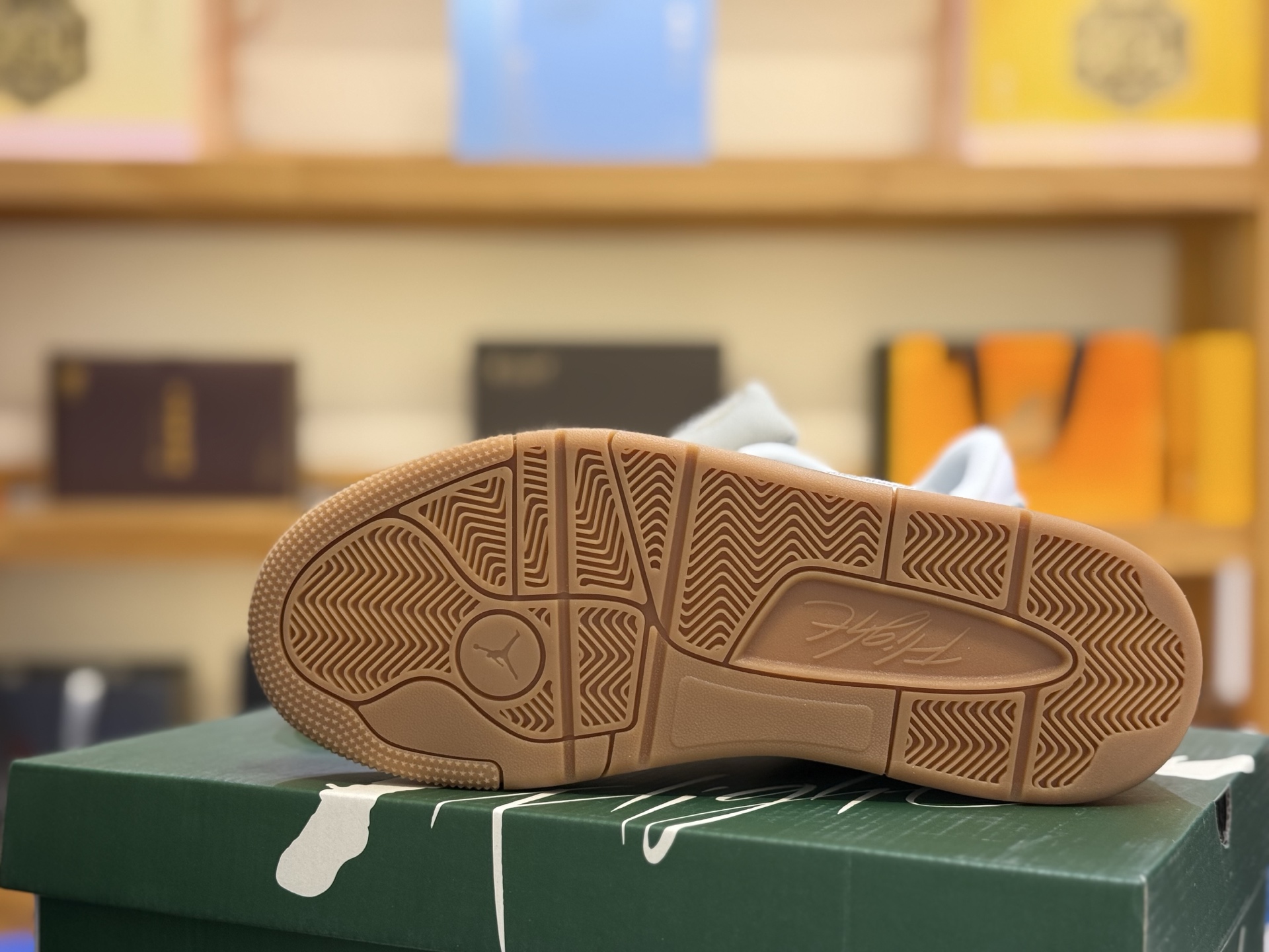 💰200 220
Air Jordan Flight Court
乔丹低帮复古篮球鞋 ,设计简约又不失复古韵味鞋内的鞋垫柔软且有弹性,能够很好地缓冲落地时的冲击力鞋面的材质贴合脚部,鞋底的纹路设计合理 抓地力很强。
官方货号:IM6665-181
码数:36 36.5 37.5 38 38.5 39 40 40.5 41 42 42.5 43 44 45 46 47