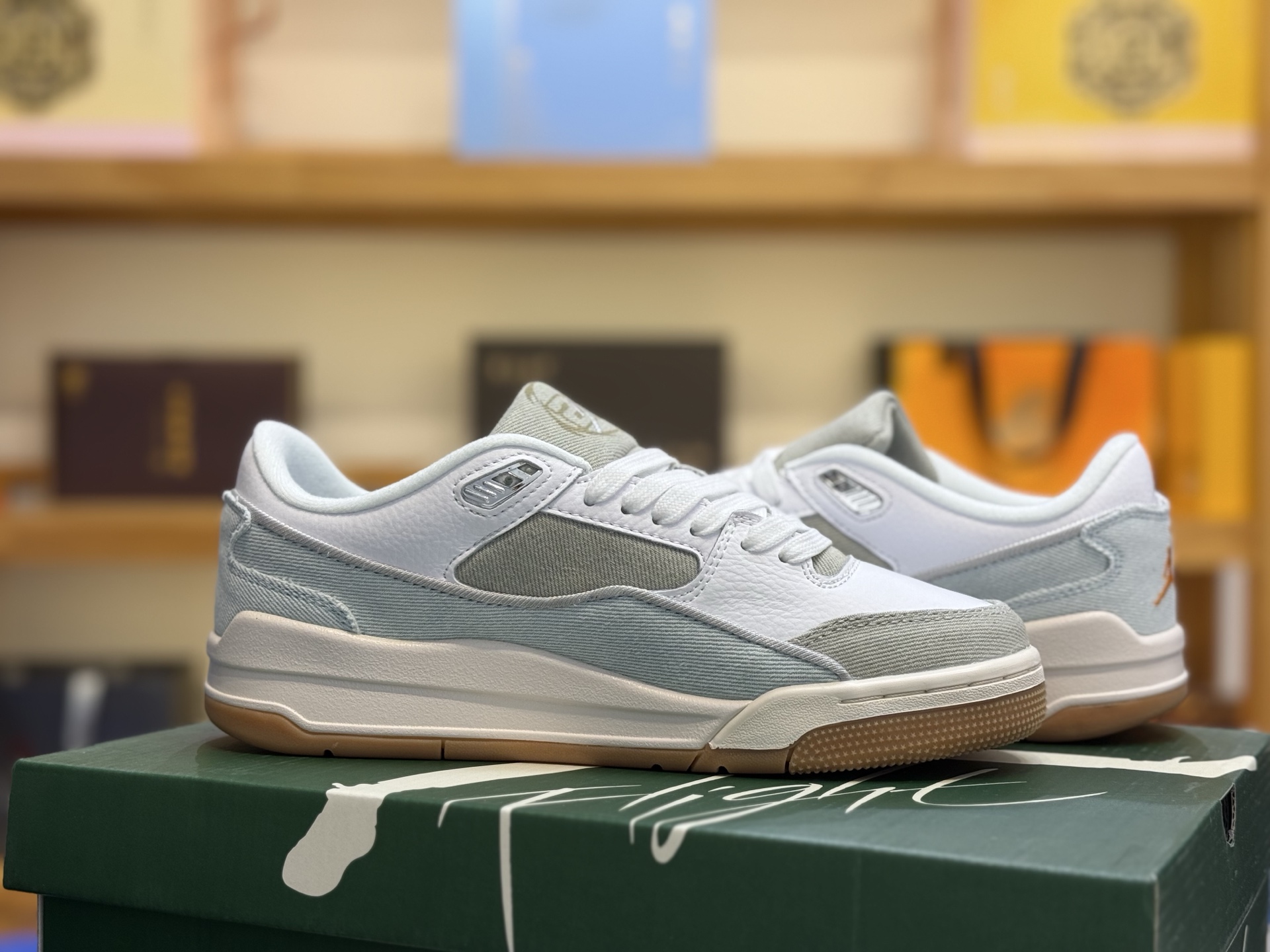 💰200 220
Air Jordan Flight Court
乔丹低帮复古篮球鞋 ,设计简约又不失复古韵味鞋内的鞋垫柔软且有弹性,能够很好地缓冲落地时的冲击力鞋面的材质贴合脚部,鞋底的纹路设计合理 抓地力很强。
官方货号:IM6665-181
码数:36 36.5 37.5 38 38.5 39 40 40.5 41 42 42.5 43 44 45 46 47