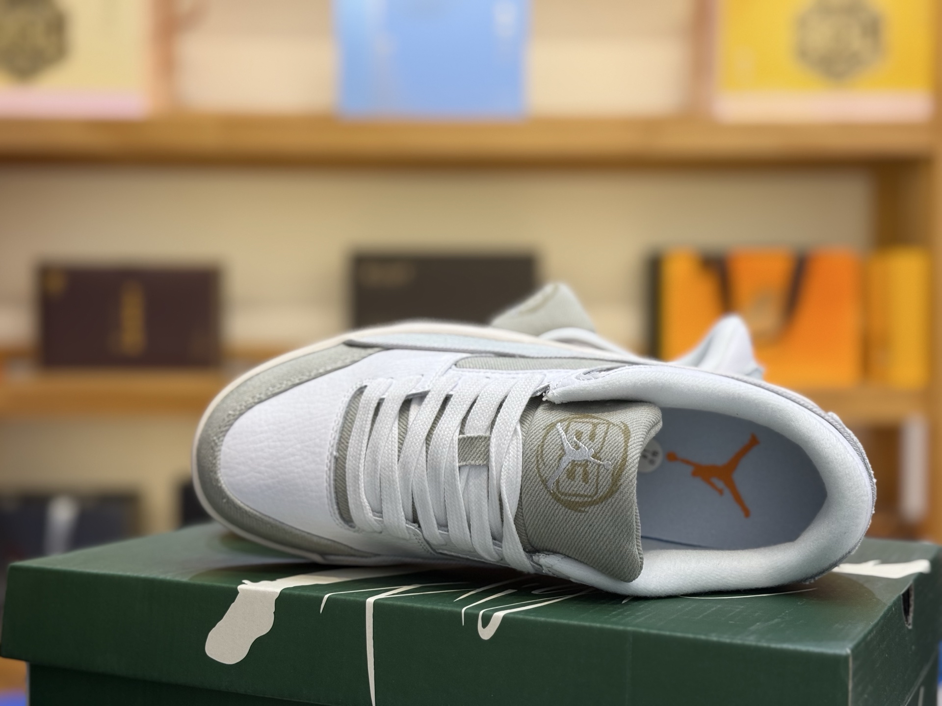 💰200 220
Air Jordan Flight Court
乔丹低帮复古篮球鞋 ,设计简约又不失复古韵味鞋内的鞋垫柔软且有弹性,能够很好地缓冲落地时的冲击力鞋面的材质贴合脚部,鞋底的纹路设计合理 抓地力很强。
官方货号:IM6665-181
码数:36 36.5 37.5 38 38.5 39 40 40.5 41 42 42.5 43 44 45 46 47