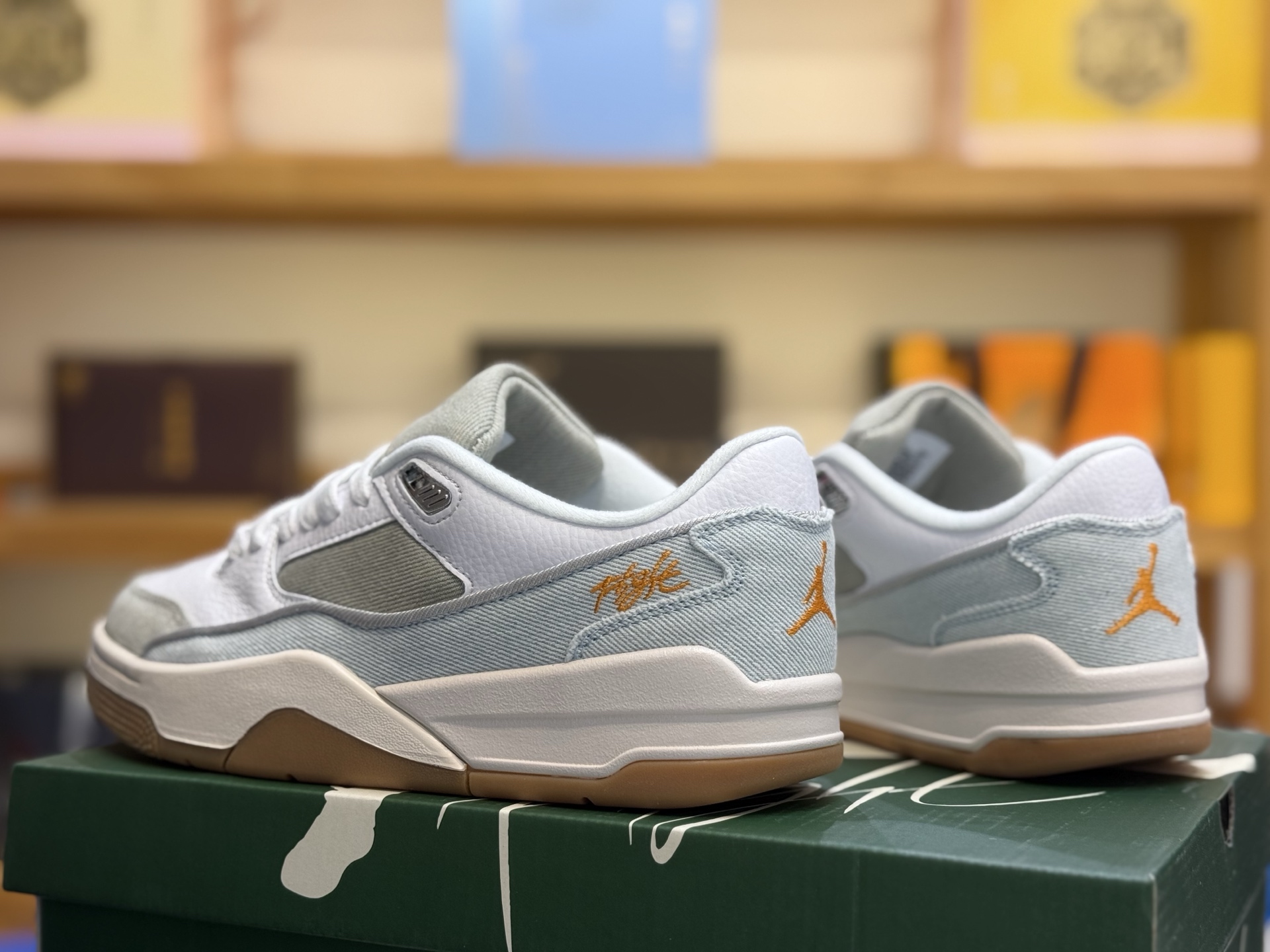 💰200 220
Air Jordan Flight Court
乔丹低帮复古篮球鞋 ,设计简约又不失复古韵味鞋内的鞋垫柔软且有弹性,能够很好地缓冲落地时的冲击力鞋面的材质贴合脚部,鞋底的纹路设计合理 抓地力很强。
官方货号:IM6665-181
码数:36 36.5 37.5 38 38.5 39 40 40.5 41 42 42.5 43 44 45 46 47