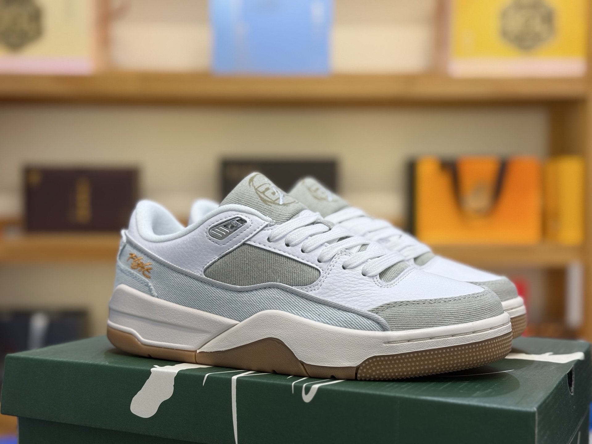 💰200  220

Air Jordan Flight Court 
乔丹低帮复古篮球鞋 ，设计简约又不失复古韵味鞋内的鞋垫柔软且有弹性，能够很好地缓冲落地时的冲击力鞋面的材质贴合脚部，鞋底的纹路设计合理 抓地力很强。
官方货号:IM6665-181
码数：36 36.5 37.5 38 38.5 39 40 40.5 41 42 42.5 43 44 45 46 47