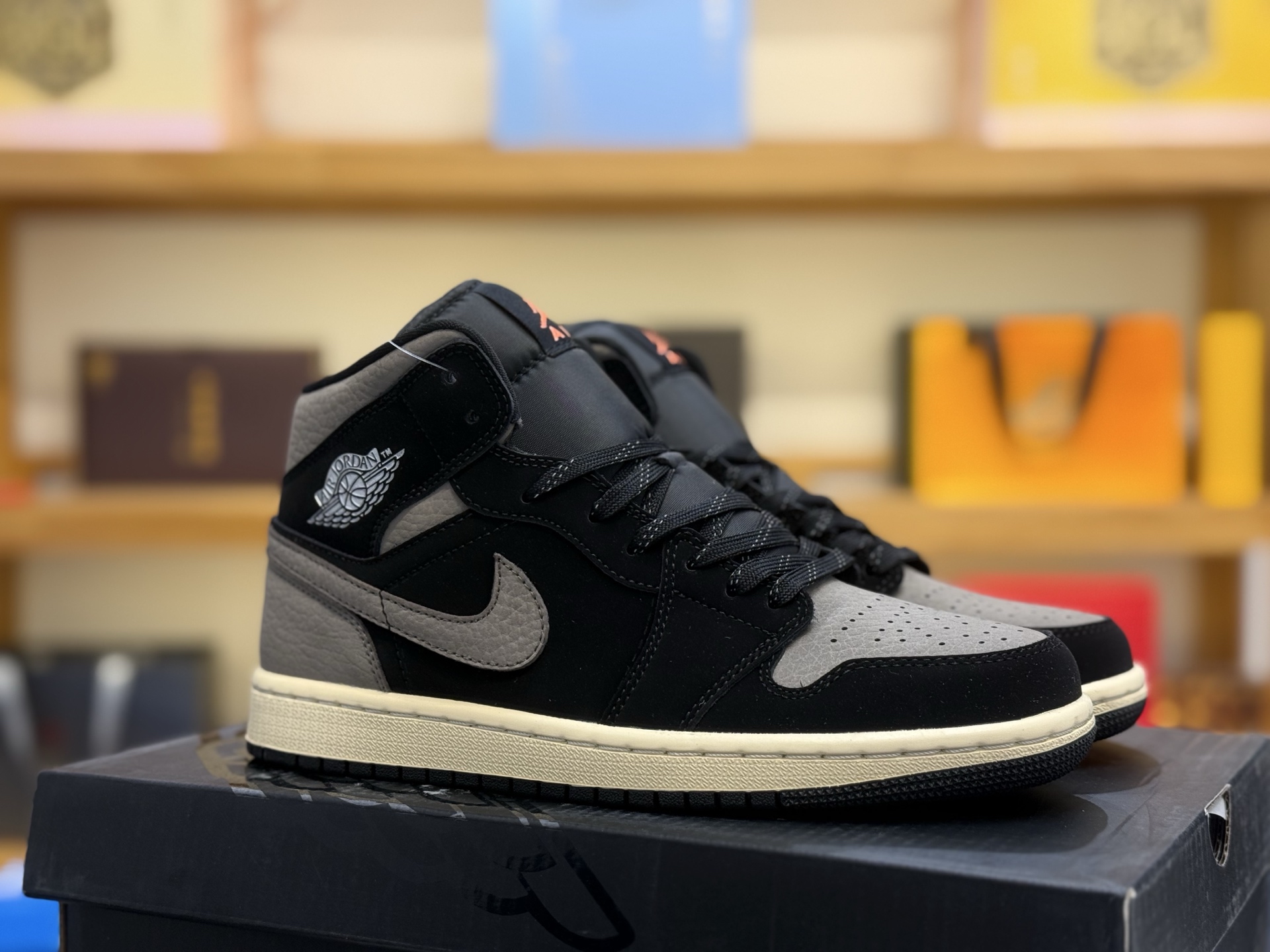 Travis Scott x Air Jordan 1 Mid IB7110-002