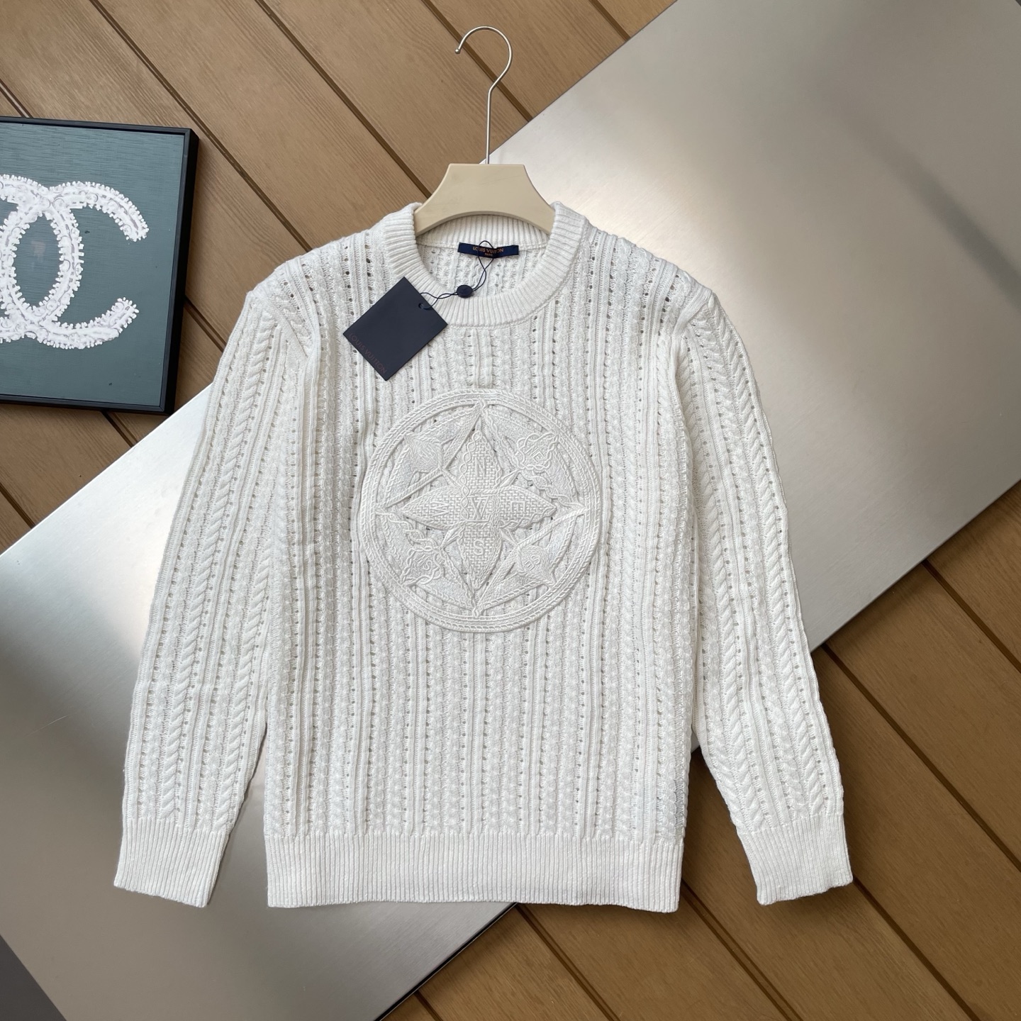 Louis Vuitton Men's White Wool Sweater with Embroidered Logo - Stylish & Warm