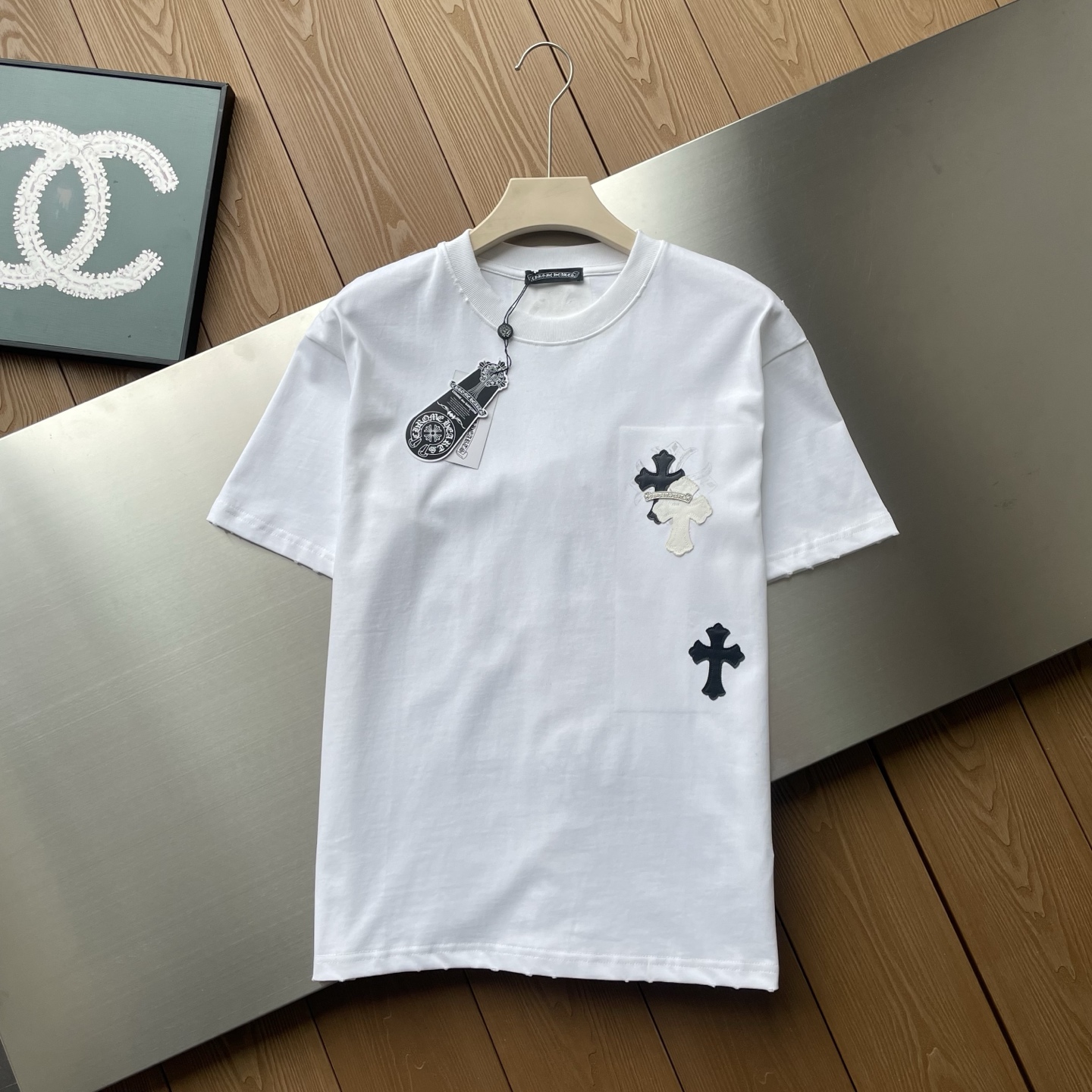 包邮 专柜还原顶级复刻版●🔥🔥克*罗心2026春夏新款男士休闲短袖T恤,都市休闲风格,极具设计感的一款单品,顶级外商客供定制棉面料,上手极微舒适透气,亲肤性积极,颠覆传统面料所带来的舒适体验,工艺辅料考究.胸前品牌LOGO图案以独特工艺制作而成,风格性极强.原版剪裁,一丝不苟细节处理更佳彰显其品质. 颜色:黑色 白色 : 肩宽50 胸围104袖长21.5 衣长70 M: 肩宽52 胸围110袖长22.5 衣长72 L: 肩宽54 胸围116袖长23.5 衣长74 XL: 肩宽56胸围122袖长24.5 衣长76 体重: 100斤-130斤推荐穿 S 130斤-150斤推荐穿 M 150斤-170斤推荐穿 L 170斤-190斤推荐穿XL 测量过程存在1-2cm误差为正常情况