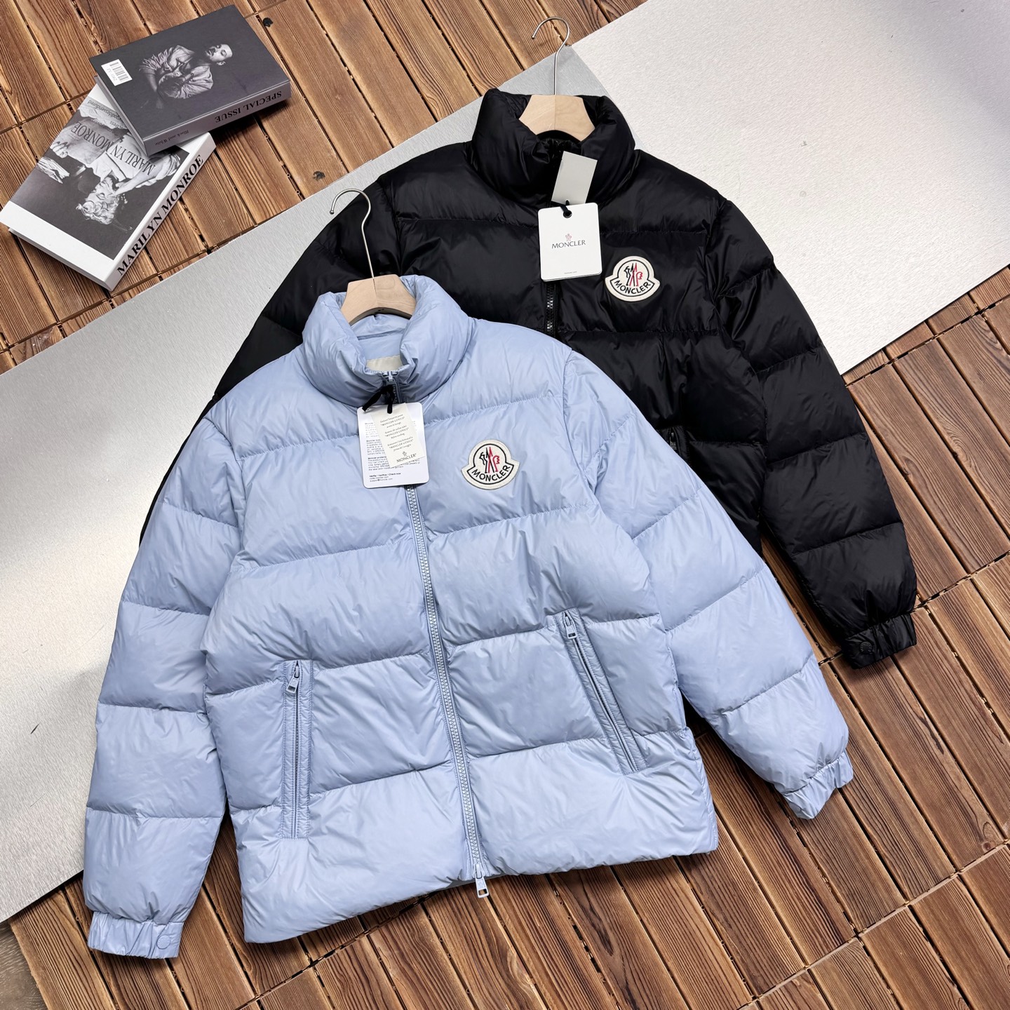 供💰500【顶级版本 区别市场】
Moner/蒙口25ss秋冬最新Citala短款～情侣款～超轻面包服！贴布LOGO大标刺绣贴标点缀！剪裁打造干练姿态身着[得意]蒙口主打系列。每年冬天，Moner都是一个不容被忽视的品牌。盟可睐（Moner）以其高品质的羽绒服和户外运动装备而闻名 盟可睐在市场上的定位属于高端档次，不仅仅是一件羽绒服，更是一种生活态度和品味的象征 羽皇的称号往往都是消费者对这个品牌的最好的口碑！ ⚠️  小红书 众多博主上身同款

面料：官网原版购入、拆解打色同缸号、同密度 哑光质地的超轻尼龙防水面料！

五金：原版拆解订做！定制的小标，领标，水洗，吊牌，五金等等。上下双开门襟拉链，内里经典双联水洗标，口袋多联水洗标，带芯片可扫官网。百分百还原！

羽绒：新国标90白鹅绒！700蓬松！北方单件轻松过冬！

颜色：黑色 天蓝色
码数:  1-5码 

尺码	肩宽	胸围	袖长	衣长	
1	48	118	62	67	
2	49	122	63	69	
3	50	126	64	71	
4	51	130	65	73	
5	52	134	66	75