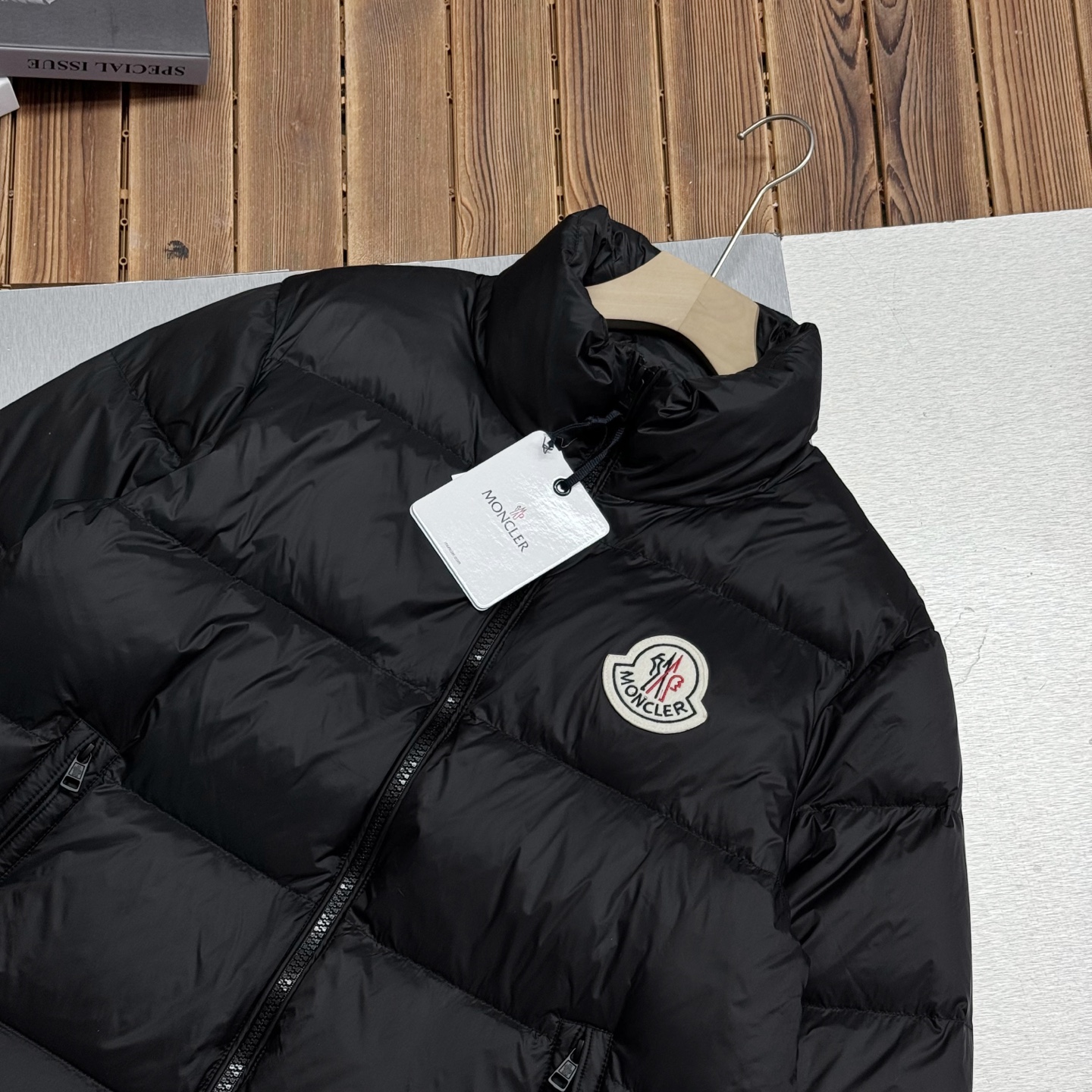 供💰500【顶级版本 区别市场】
Moner/蒙口25ss秋冬最新Citala短款～情侣款～超轻面包服！贴布LOGO大标刺绣贴标点缀！剪裁打造干练姿态身着[得意]蒙口主打系列。每年冬天，Moner都是一个不容被忽视的品牌。盟可睐（Moner）以其高品质的羽绒服和户外运动装备而闻名 盟可睐在市场上的定位属于高端档次，不仅仅是一件羽绒服，更是一种生活态度和品味的象征 羽皇的称号往往都是消费者对这个品牌的最好的口碑！ ⚠️  小红书 众多博主上身同款

面料：官网原版购入、拆解打色同缸号、同密度 哑光质地的超轻尼龙防水面料！

五金：原版拆解订做！定制的小标，领标，水洗，吊牌，五金等等。上下双开门襟拉链，内里经典双联水洗标，口袋多联水洗标，带芯片可扫官网。百分百还原！

羽绒：新国标90白鹅绒！700蓬松！北方单件轻松过冬！

颜色：黑色 天蓝色
码数:  1-5码 

尺码	肩宽	胸围	袖长	衣长	
1	48	118	62	67	
2	49	122	63	69	
3	50	126	64	71	
4	51	130	65	73	
5	52	134	66	75