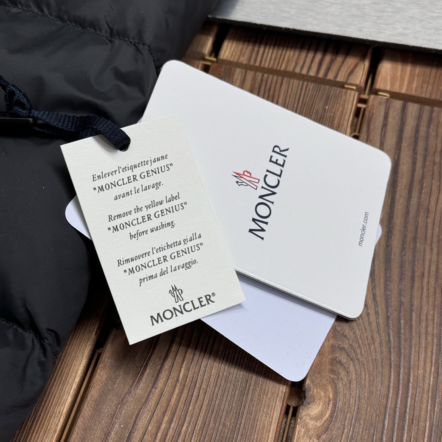 供💰500【顶级版本 区别市场】
Moner/蒙口25ss秋冬最新Citala短款～情侣款～超轻面包服！贴布LOGO大标刺绣贴标点缀！剪裁打造干练姿态身着[得意]蒙口主打系列。每年冬天，Moner都是一个不容被忽视的品牌。盟可睐（Moner）以其高品质的羽绒服和户外运动装备而闻名 盟可睐在市场上的定位属于高端档次，不仅仅是一件羽绒服，更是一种生活态度和品味的象征 羽皇的称号往往都是消费者对这个品牌的最好的口碑！ ⚠️  小红书 众多博主上身同款

面料：官网原版购入、拆解打色同缸号、同密度 哑光质地的超轻尼龙防水面料！

五金：原版拆解订做！定制的小标，领标，水洗，吊牌，五金等等。上下双开门襟拉链，内里经典双联水洗标，口袋多联水洗标，带芯片可扫官网。百分百还原！

羽绒：新国标90白鹅绒！700蓬松！北方单件轻松过冬！

颜色：黑色 天蓝色
码数:  1-5码 

尺码	肩宽	胸围	袖长	衣长	
1	48	118	62	67	
2	49	122	63	69	
3	50	126	64	71	
4	51	130	65	73	
5	52	134	66	75