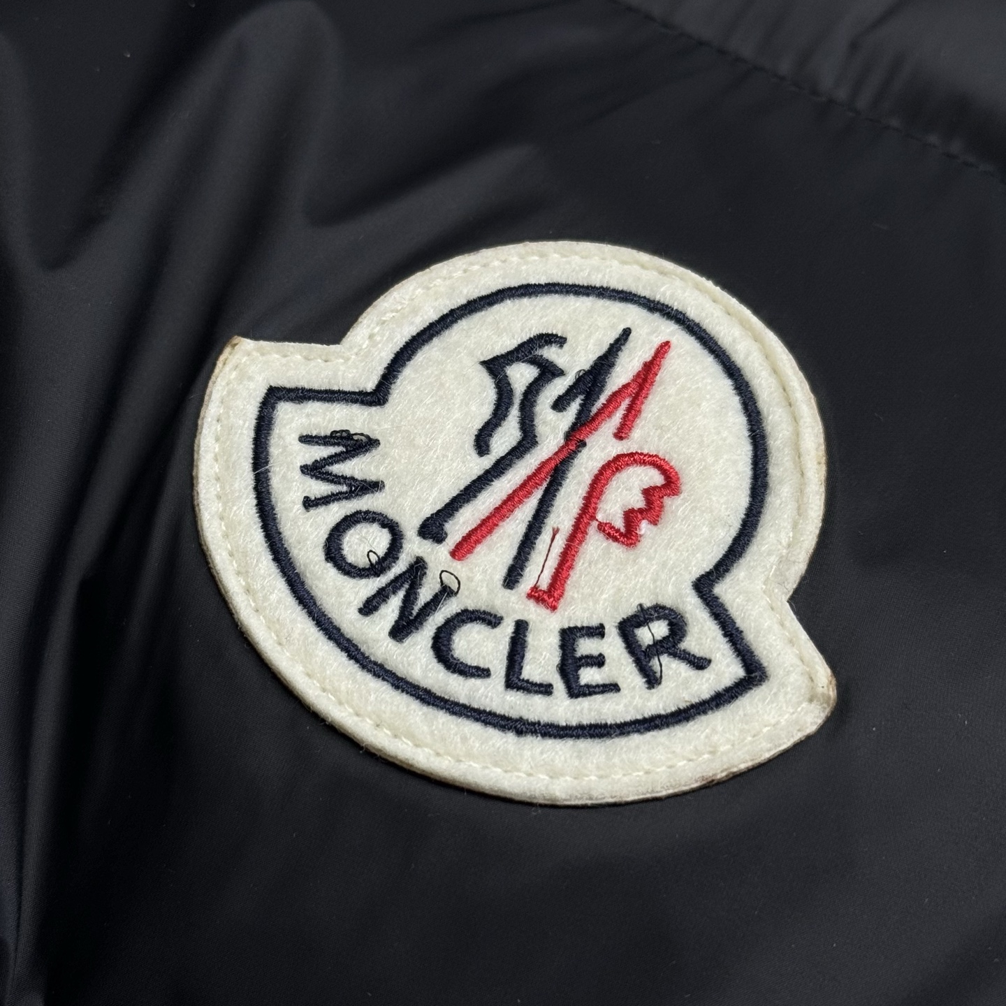 供💰500【顶级版本 区别市场】
Moner/蒙口25ss秋冬最新Citala短款～情侣款～超轻面包服！贴布LOGO大标刺绣贴标点缀！剪裁打造干练姿态身着[得意]蒙口主打系列。每年冬天，Moner都是一个不容被忽视的品牌。盟可睐（Moner）以其高品质的羽绒服和户外运动装备而闻名 盟可睐在市场上的定位属于高端档次，不仅仅是一件羽绒服，更是一种生活态度和品味的象征 羽皇的称号往往都是消费者对这个品牌的最好的口碑！ ⚠️  小红书 众多博主上身同款

面料：官网原版购入、拆解打色同缸号、同密度 哑光质地的超轻尼龙防水面料！

五金：原版拆解订做！定制的小标，领标，水洗，吊牌，五金等等。上下双开门襟拉链，内里经典双联水洗标，口袋多联水洗标，带芯片可扫官网。百分百还原！

羽绒：新国标90白鹅绒！700蓬松！北方单件轻松过冬！

颜色：黑色 天蓝色
码数:  1-5码 

尺码	肩宽	胸围	袖长	衣长	
1	48	118	62	67	
2	49	122	63	69	
3	50	126	64	71	
4	51	130	65	73	
5	52	134	66	75