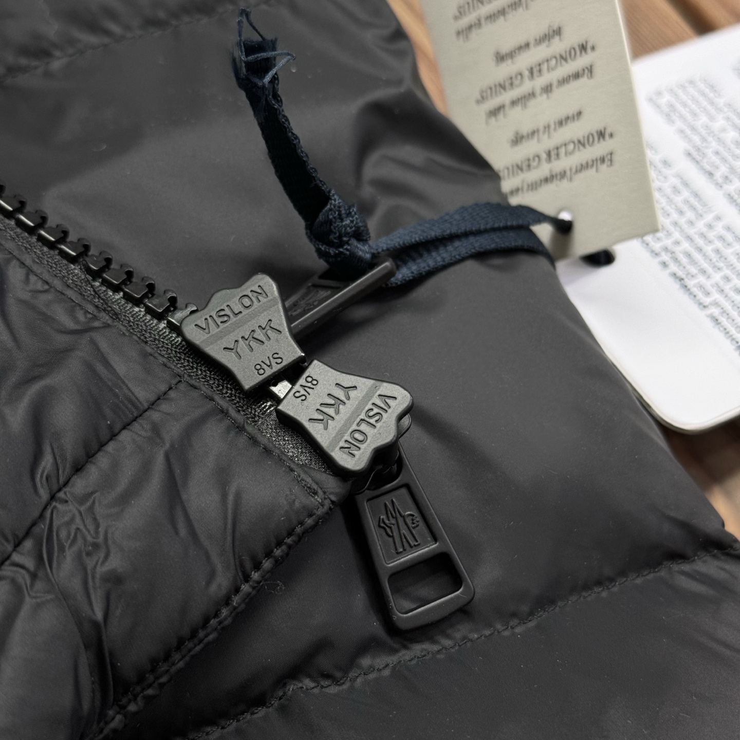 供💰500【顶级版本 区别市场】
Moner/蒙口25ss秋冬最新Citala短款～情侣款～超轻面包服！贴布LOGO大标刺绣贴标点缀！剪裁打造干练姿态身着[得意]蒙口主打系列。每年冬天，Moner都是一个不容被忽视的品牌。盟可睐（Moner）以其高品质的羽绒服和户外运动装备而闻名 盟可睐在市场上的定位属于高端档次，不仅仅是一件羽绒服，更是一种生活态度和品味的象征 羽皇的称号往往都是消费者对这个品牌的最好的口碑！ ⚠️  小红书 众多博主上身同款

面料：官网原版购入、拆解打色同缸号、同密度 哑光质地的超轻尼龙防水面料！

五金：原版拆解订做！定制的小标，领标，水洗，吊牌，五金等等。上下双开门襟拉链，内里经典双联水洗标，口袋多联水洗标，带芯片可扫官网。百分百还原！

羽绒：新国标90白鹅绒！700蓬松！北方单件轻松过冬！

颜色：黑色 天蓝色
码数:  1-5码 

尺码	肩宽	胸围	袖长	衣长	
1	48	118	62	67	
2	49	122	63	69	
3	50	126	64	71	
4	51	130	65	73	
5	52	134	66	75