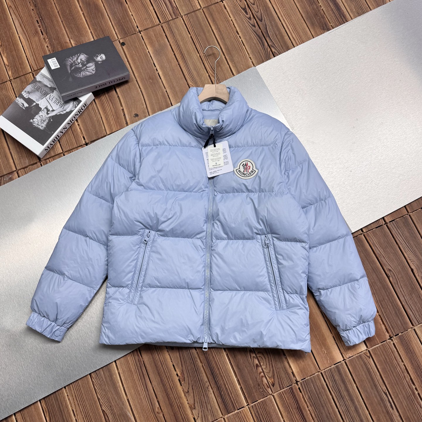 供💰500【顶级版本 区别市场】
Moner/蒙口25ss秋冬最新Citala短款～情侣款～超轻面包服！贴布LOGO大标刺绣贴标点缀！剪裁打造干练姿态身着[得意]蒙口主打系列。每年冬天，Moner都是一个不容被忽视的品牌。盟可睐（Moner）以其高品质的羽绒服和户外运动装备而闻名 盟可睐在市场上的定位属于高端档次，不仅仅是一件羽绒服，更是一种生活态度和品味的象征 羽皇的称号往往都是消费者对这个品牌的最好的口碑！ ⚠️  小红书 众多博主上身同款

面料：官网原版购入、拆解打色同缸号、同密度 哑光质地的超轻尼龙防水面料！

五金：原版拆解订做！定制的小标，领标，水洗，吊牌，五金等等。上下双开门襟拉链，内里经典双联水洗标，口袋多联水洗标，带芯片可扫官网。百分百还原！

羽绒：新国标90白鹅绒！700蓬松！北方单件轻松过冬！

颜色：黑色 天蓝色
码数:  1-5码 

尺码	肩宽	胸围	袖长	衣长	
1	48	118	62	67	
2	49	122	63	69	
3	50	126	64	71	
4	51	130	65	73	
5	52	134	66	75