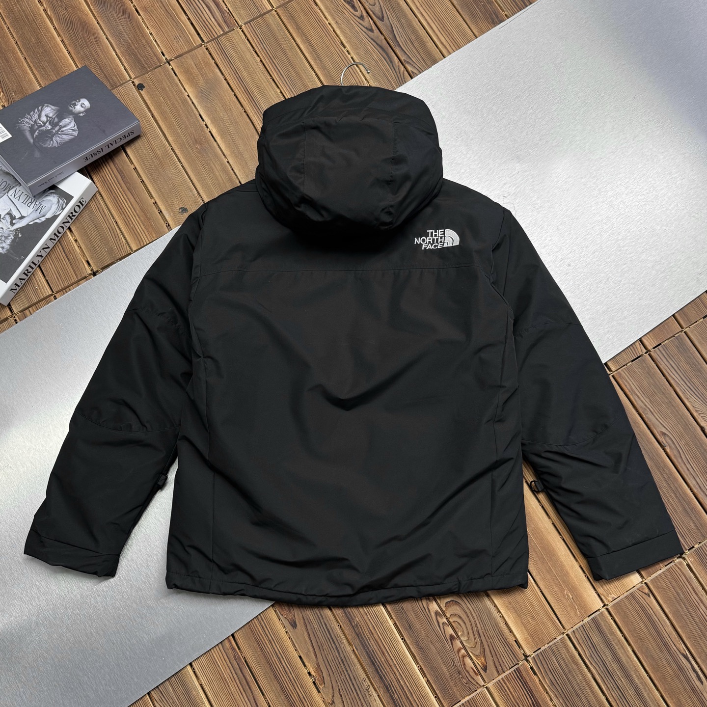 供💰600【顶级版本 区别市场】
The North Face/北面喜马拉雅三合一最强防寒保暖连帽脱壳羽绒服外套
⚠️市场最强版本⚠️区分通货
怕冷的宝子们一定要冲啊！
男女户外登山训练服北面情侣滑雪服男士运动休闲时尚百搭羽绒服 TNF羽绒服 ！
厦门公司流出的，三标齐全
全部都是专柜的品相，原货！
目前代购的价格也要3000多元
咱的渠道和实力不用多说
算是白菜价了！
这两年北面的单品在国内十分流行
作为消费升级的新中产新贵青睐的高端意大利品牌
明快大胆的设计风格
有着它卓尔不群的高雅气质
他家现在的风格定位，不仅仅是运动风
更多的融入了街头时尚
今年这款情侣款TNF羽绒服使用正版定制
全身锯齿状车工，难得一见的高端针法，相当的牛逼！非常拉风
内里内衬设计，做工严谨
外层面料挺括、有型，
内层内衬结构，增加舒适性和透气性
内胆：欧标90白鸭绒、蓬松度，充绒量，手感各方面都没得挑，非常值得您的拥有！
颜色：黑色  藏青   灰白色（S-3XL)
尺码：S-3XL
S  肩宽49  胸围110  袖长58   衣长71
M 肩宽52  胸围114  袖长60  衣长73
L  肩宽54  胸围120 袖长62  衣长75
XL肩宽56  胸围126 袖长64   衣长78
2XL肩宽58 胸围 134 袖长66 衣长81
3XL肩宽60 胸围 138 袖长68 衣长83