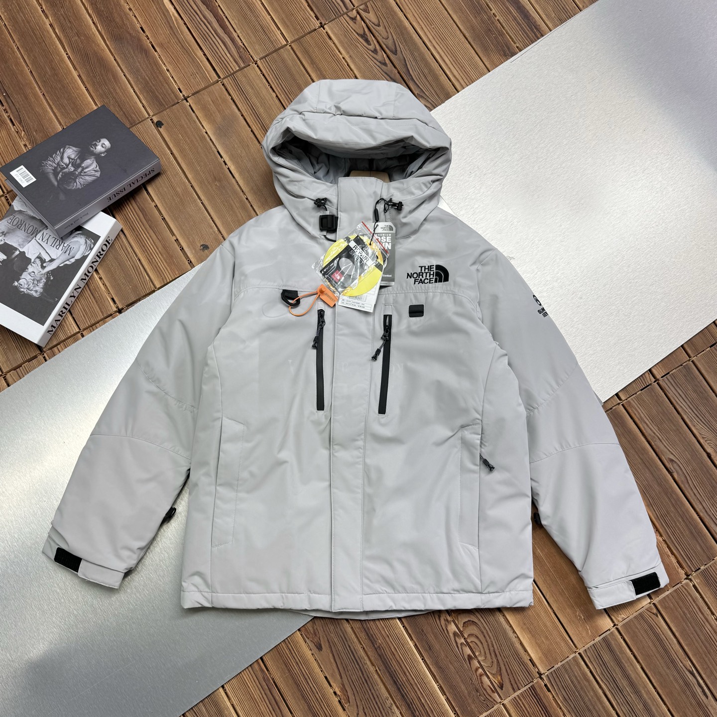 供💰600【顶级版本 区别市场】
The North Face/北面喜马拉雅三合一最强防寒保暖连帽脱壳羽绒服外套
⚠️市场最强版本⚠️区分通货
怕冷的宝子们一定要冲啊！
男女户外登山训练服北面情侣滑雪服男士运动休闲时尚百搭羽绒服 TNF羽绒服 ！
厦门公司流出的，三标齐全
全部都是专柜的品相，原货！
目前代购的价格也要3000多元
咱的渠道和实力不用多说
算是白菜价了！
这两年北面的单品在国内十分流行
作为消费升级的新中产新贵青睐的高端意大利品牌
明快大胆的设计风格
有着它卓尔不群的高雅气质
他家现在的风格定位，不仅仅是运动风
更多的融入了街头时尚
今年这款情侣款TNF羽绒服使用正版定制
全身锯齿状车工，难得一见的高端针法，相当的牛逼！非常拉风
内里内衬设计，做工严谨
外层面料挺括、有型，
内层内衬结构，增加舒适性和透气性
内胆：欧标90白鸭绒、蓬松度，充绒量，手感各方面都没得挑，非常值得您的拥有！
颜色：黑色  藏青   灰白色（S-3XL)
尺码：S-3XL
S  肩宽49  胸围110  袖长58   衣长71
M 肩宽52  胸围114  袖长60  衣长73
L  肩宽54  胸围120 袖长62  衣长75
XL肩宽56  胸围126 袖长64   衣长78
2XL肩宽58 胸围 134 袖长66 衣长81
3XL肩宽60 胸围 138 袖长68 衣长83