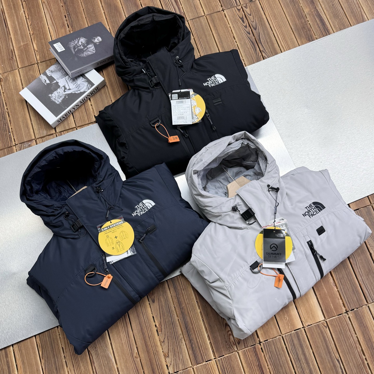 供💰600【顶级版本 区别市场】
The North Face/北面喜马拉雅三合一最强防寒保暖连帽脱壳羽绒服外套
⚠️市场最强版本⚠️区分通货
怕冷的宝子们一定要冲啊！
男女户外登山训练服北面情侣滑雪服男士运动休闲时尚百搭羽绒服 TNF羽绒服 ！
厦门公司流出的，三标齐全
全部都是专柜的品相，原货！
目前代购的价格也要3000多元
咱的渠道和实力不用多说
算是白菜价了！
这两年北面的单品在国内十分流行
作为消费升级的新中产新贵青睐的高端意大利品牌
明快大胆的设计风格
有着它卓尔不群的高雅气质
他家现在的风格定位，不仅仅是运动风
更多的融入了街头时尚
今年这款情侣款TNF羽绒服使用正版定制
全身锯齿状车工，难得一见的高端针法，相当的牛逼！非常拉风
内里内衬设计，做工严谨
外层面料挺括、有型，
内层内衬结构，增加舒适性和透气性
内胆：欧标90白鸭绒、蓬松度，充绒量，手感各方面都没得挑，非常值得您的拥有！
颜色：黑色  藏青   灰白色（S-3XL)
尺码：S-3XL
S  肩宽49  胸围110  袖长58   衣长71
M 肩宽52  胸围114  袖长60  衣长73
L  肩宽54  胸围120 袖长62  衣长75
XL肩宽56  胸围126 袖长64   衣长78
2XL肩宽58 胸围 134 袖长66 衣长81
3XL肩宽60 胸围 138 袖长68 衣长83