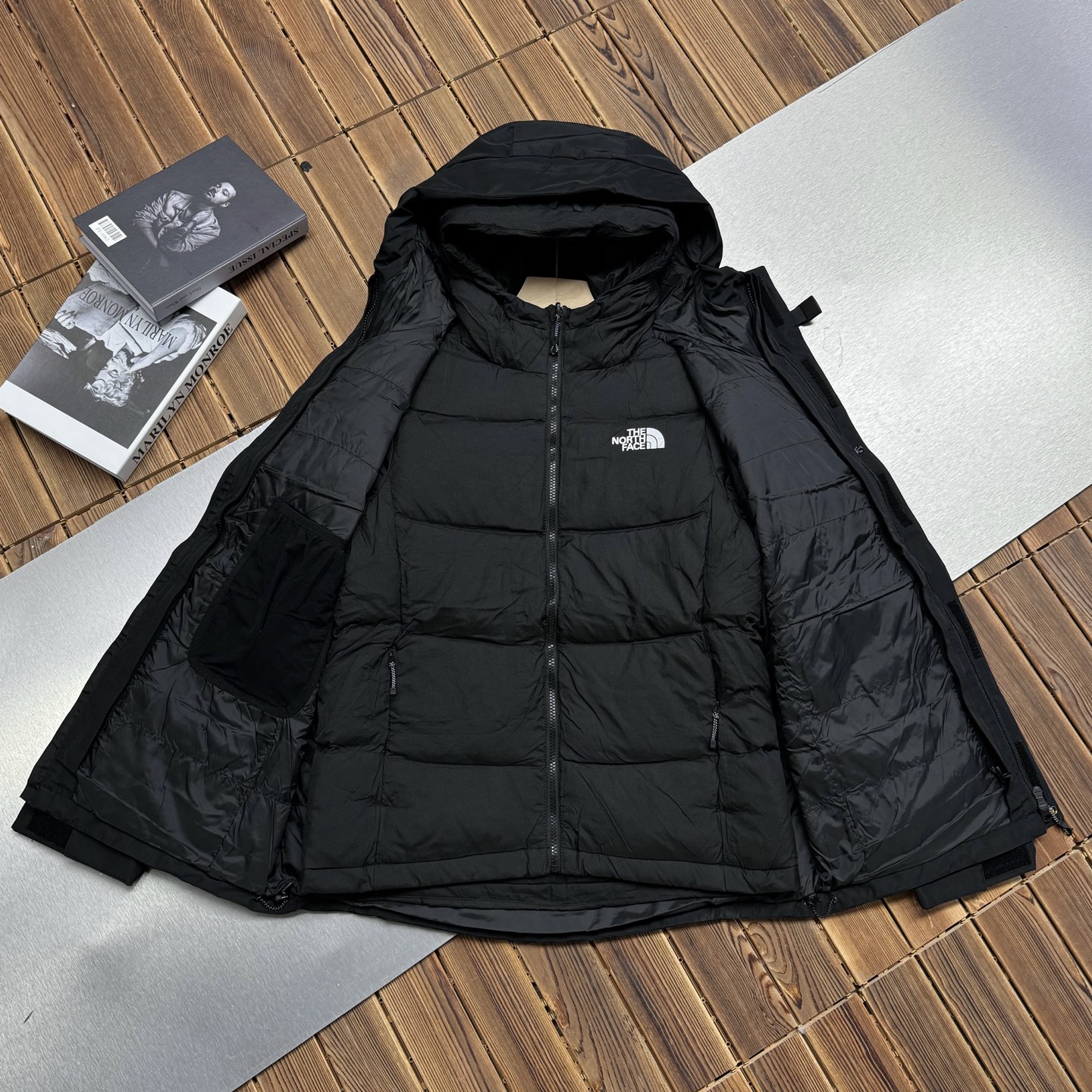 供💰600【顶级版本 区别市场】
The North Face/北面喜马拉雅三合一最强防寒保暖连帽脱壳羽绒服外套
⚠️市场最强版本⚠️区分通货
怕冷的宝子们一定要冲啊！
男女户外登山训练服北面情侣滑雪服男士运动休闲时尚百搭羽绒服 TNF羽绒服 ！
厦门公司流出的，三标齐全
全部都是专柜的品相，原货！
目前代购的价格也要3000多元
咱的渠道和实力不用多说
算是白菜价了！
这两年北面的单品在国内十分流行
作为消费升级的新中产新贵青睐的高端意大利品牌
明快大胆的设计风格
有着它卓尔不群的高雅气质
他家现在的风格定位，不仅仅是运动风
更多的融入了街头时尚
今年这款情侣款TNF羽绒服使用正版定制
全身锯齿状车工，难得一见的高端针法，相当的牛逼！非常拉风
内里内衬设计，做工严谨
外层面料挺括、有型，
内层内衬结构，增加舒适性和透气性
内胆：欧标90白鸭绒、蓬松度，充绒量，手感各方面都没得挑，非常值得您的拥有！
颜色：黑色  藏青   灰白色（S-3XL)
尺码：S-3XL
S  肩宽49  胸围110  袖长58   衣长71
M 肩宽52  胸围114  袖长60  衣长73
L  肩宽54  胸围120 袖长62  衣长75
XL肩宽56  胸围126 袖长64   衣长78
2XL肩宽58 胸围 134 袖长66 衣长81
3XL肩宽60 胸围 138 袖长68 衣长83