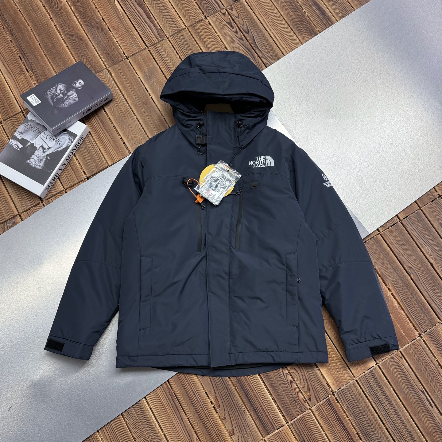 供💰600【顶级版本 区别市场】
The North Face/北面喜马拉雅三合一最强防寒保暖连帽脱壳羽绒服外套
⚠️市场最强版本⚠️区分通货
怕冷的宝子们一定要冲啊！
男女户外登山训练服北面情侣滑雪服男士运动休闲时尚百搭羽绒服 TNF羽绒服 ！
厦门公司流出的，三标齐全
全部都是专柜的品相，原货！
目前代购的价格也要3000多元
咱的渠道和实力不用多说
算是白菜价了！
这两年北面的单品在国内十分流行
作为消费升级的新中产新贵青睐的高端意大利品牌
明快大胆的设计风格
有着它卓尔不群的高雅气质
他家现在的风格定位，不仅仅是运动风
更多的融入了街头时尚
今年这款情侣款TNF羽绒服使用正版定制
全身锯齿状车工，难得一见的高端针法，相当的牛逼！非常拉风
内里内衬设计，做工严谨
外层面料挺括、有型，
内层内衬结构，增加舒适性和透气性
内胆：欧标90白鸭绒、蓬松度，充绒量，手感各方面都没得挑，非常值得您的拥有！
颜色：黑色  藏青   灰白色（S-3XL)
尺码：S-3XL
S  肩宽49  胸围110  袖长58   衣长71
M 肩宽52  胸围114  袖长60  衣长73
L  肩宽54  胸围120 袖长62  衣长75
XL肩宽56  胸围126 袖长64   衣长78
2XL肩宽58 胸围 134 袖长66 衣长81
3XL肩宽60 胸围 138 袖长68 衣长83