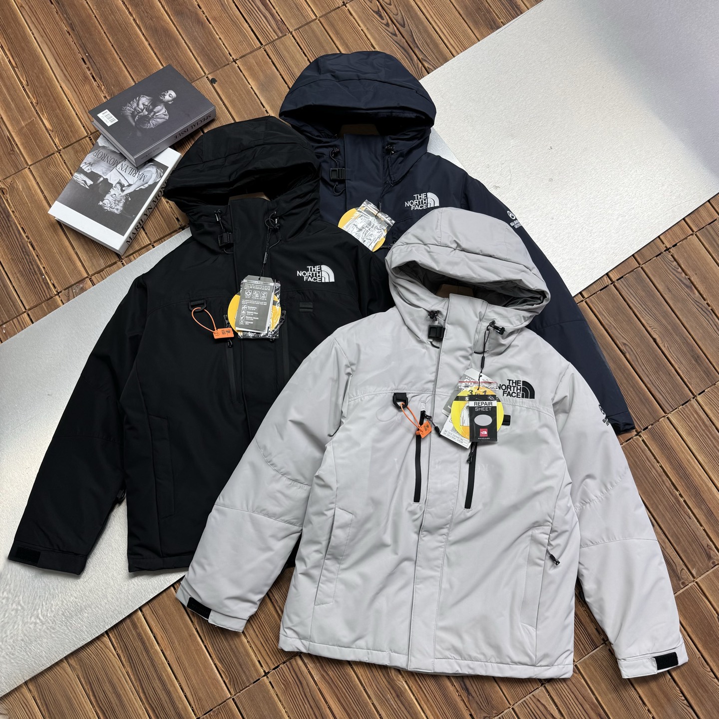 供💰600【顶级版本 区别市场】
The North Face/北面喜马拉雅三合一最强防寒保暖连帽脱壳羽绒服外套
⚠️市场最强版本⚠️区分通货
怕冷的宝子们一定要冲啊！
男女户外登山训练服北面情侣滑雪服男士运动休闲时尚百搭羽绒服 TNF羽绒服 ！
厦门公司流出的，三标齐全
全部都是专柜的品相，原货！
目前代购的价格也要3000多元
咱的渠道和实力不用多说
算是白菜价了！
这两年北面的单品在国内十分流行
作为消费升级的新中产新贵青睐的高端意大利品牌
明快大胆的设计风格
有着它卓尔不群的高雅气质
他家现在的风格定位，不仅仅是运动风
更多的融入了街头时尚
今年这款情侣款TNF羽绒服使用正版定制
全身锯齿状车工，难得一见的高端针法，相当的牛逼！非常拉风
内里内衬设计，做工严谨
外层面料挺括、有型，
内层内衬结构，增加舒适性和透气性
内胆：欧标90白鸭绒、蓬松度，充绒量，手感各方面都没得挑，非常值得您的拥有！
颜色：黑色  藏青   灰白色（S-3XL)
尺码：S-3XL
S  肩宽49  胸围110  袖长58   衣长71
M 肩宽52  胸围114  袖长60  衣长73
L  肩宽54  胸围120 袖长62  衣长75
XL肩宽56  胸围126 袖长64   衣长78
2XL肩宽58 胸围 134 袖长66 衣长81
3XL肩宽60 胸围 138 袖长68 衣长83