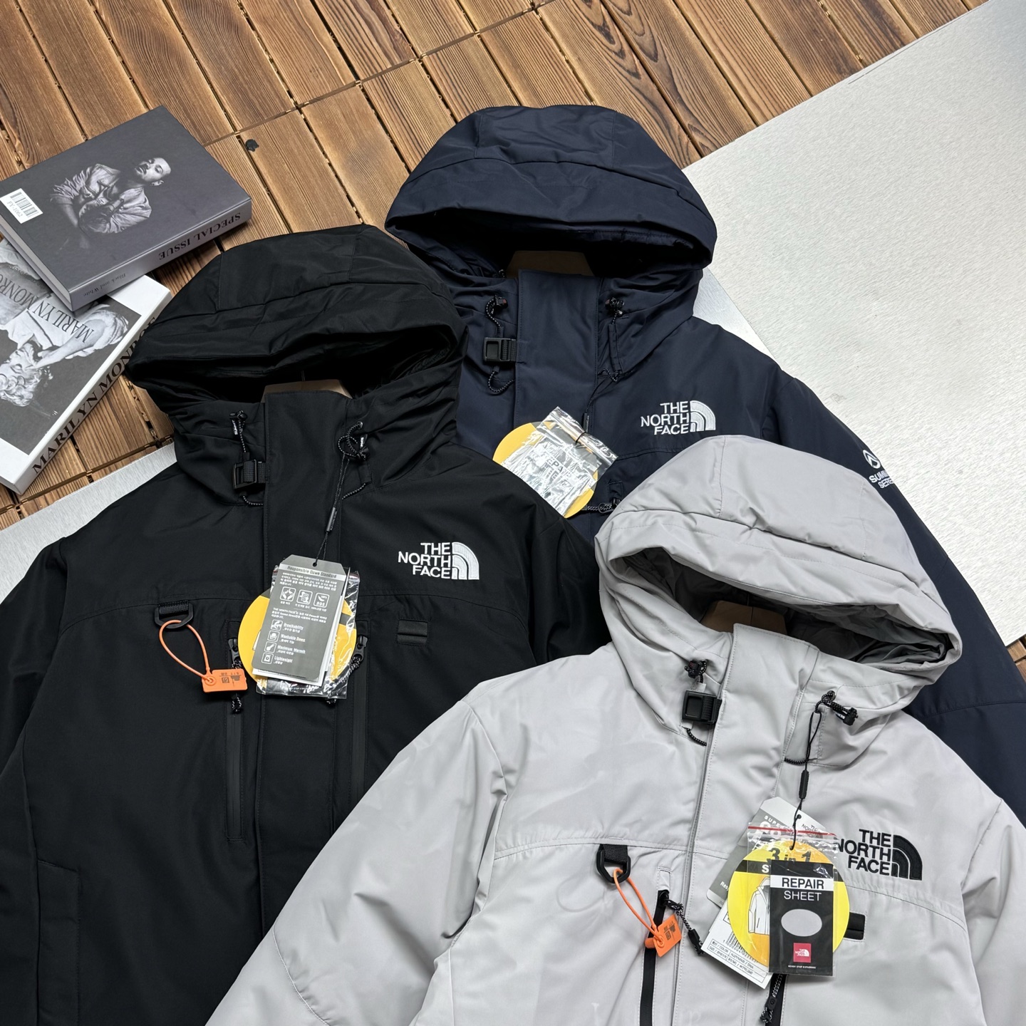 供💰600【顶级版本 区别市场】
The North Face/北面喜马拉雅三合一最强防寒保暖连帽脱壳羽绒服外套
⚠️市场最强版本⚠️区分通货
怕冷的宝子们一定要冲啊！
男女户外登山训练服北面情侣滑雪服男士运动休闲时尚百搭羽绒服 TNF羽绒服 ！
厦门公司流出的，三标齐全
全部都是专柜的品相，原货！
目前代购的价格也要3000多元
咱的渠道和实力不用多说
算是白菜价了！
这两年北面的单品在国内十分流行
作为消费升级的新中产新贵青睐的高端意大利品牌
明快大胆的设计风格
有着它卓尔不群的高雅气质
他家现在的风格定位，不仅仅是运动风
更多的融入了街头时尚
今年这款情侣款TNF羽绒服使用正版定制
全身锯齿状车工，难得一见的高端针法，相当的牛逼！非常拉风
内里内衬设计，做工严谨
外层面料挺括、有型，
内层内衬结构，增加舒适性和透气性
内胆：欧标90白鸭绒、蓬松度，充绒量，手感各方面都没得挑，非常值得您的拥有！
颜色：黑色  藏青   灰白色（S-3XL)
尺码：S-3XL
S  肩宽49  胸围110  袖长58   衣长71
M 肩宽52  胸围114  袖长60  衣长73
L  肩宽54  胸围120 袖长62  衣长75
XL肩宽56  胸围126 袖长64   衣长78
2XL肩宽58 胸围 134 袖长66 衣长81
3XL肩宽60 胸围 138 袖长68 衣长83