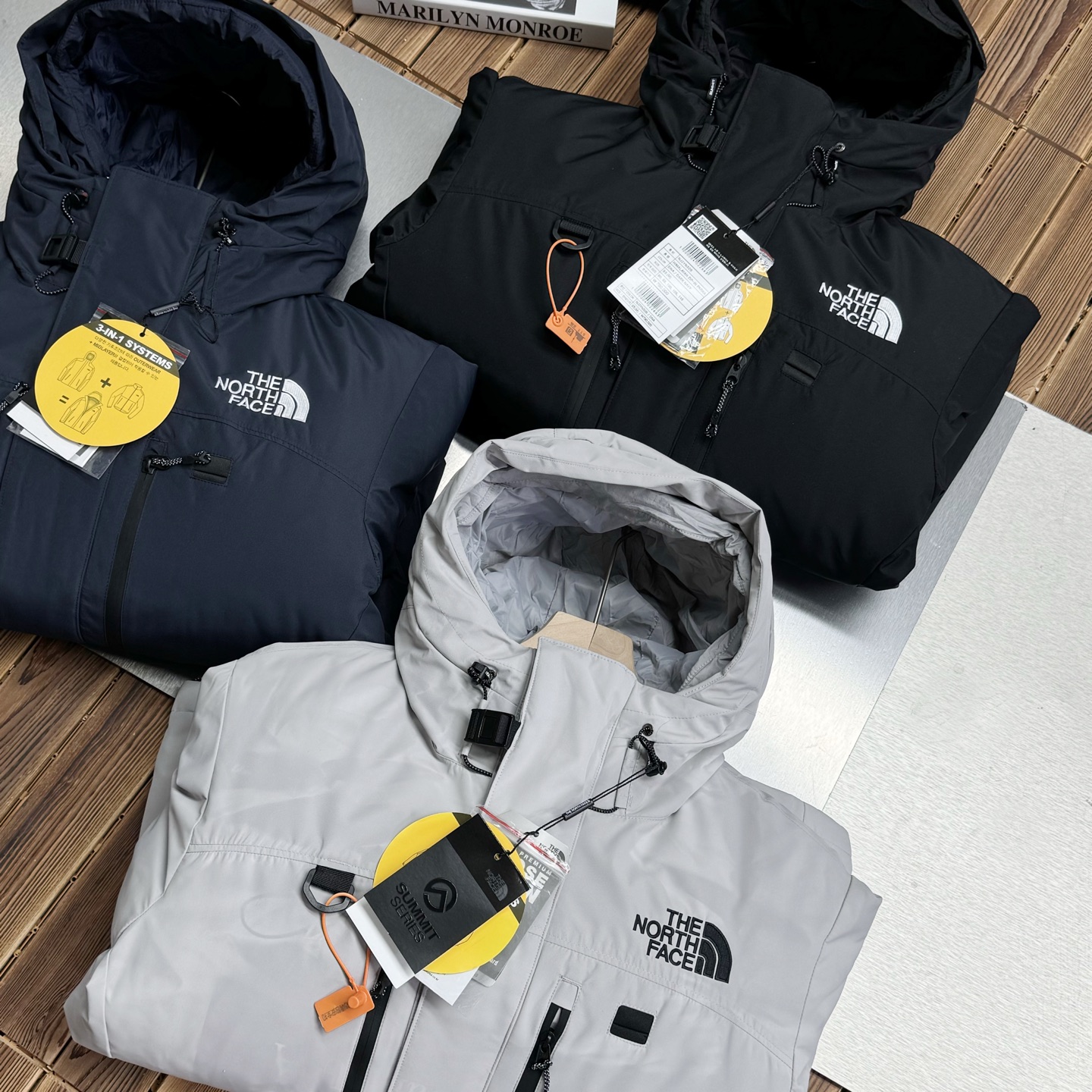 供💰600【顶级版本 区别市场】
The North Face/北面喜马拉雅三合一最强防寒保暖连帽脱壳羽绒服外套
⚠️市场最强版本⚠️区分通货
怕冷的宝子们一定要冲啊！
男女户外登山训练服北面情侣滑雪服男士运动休闲时尚百搭羽绒服 TNF羽绒服 ！
厦门公司流出的，三标齐全
全部都是专柜的品相，原货！
目前代购的价格也要3000多元
咱的渠道和实力不用多说
算是白菜价了！
这两年北面的单品在国内十分流行
作为消费升级的新中产新贵青睐的高端意大利品牌
明快大胆的设计风格
有着它卓尔不群的高雅气质
他家现在的风格定位，不仅仅是运动风
更多的融入了街头时尚
今年这款情侣款TNF羽绒服使用正版定制
全身锯齿状车工，难得一见的高端针法，相当的牛逼！非常拉风
内里内衬设计，做工严谨
外层面料挺括、有型，
内层内衬结构，增加舒适性和透气性
内胆：欧标90白鸭绒、蓬松度，充绒量，手感各方面都没得挑，非常值得您的拥有！
颜色：黑色  藏青   灰白色（S-3XL)
尺码：S-3XL
S  肩宽49  胸围110  袖长58   衣长71
M 肩宽52  胸围114  袖长60  衣长73
L  肩宽54  胸围120 袖长62  衣长75
XL肩宽56  胸围126 袖长64   衣长78
2XL肩宽58 胸围 134 袖长66 衣长81
3XL肩宽60 胸围 138 袖长68 衣长83