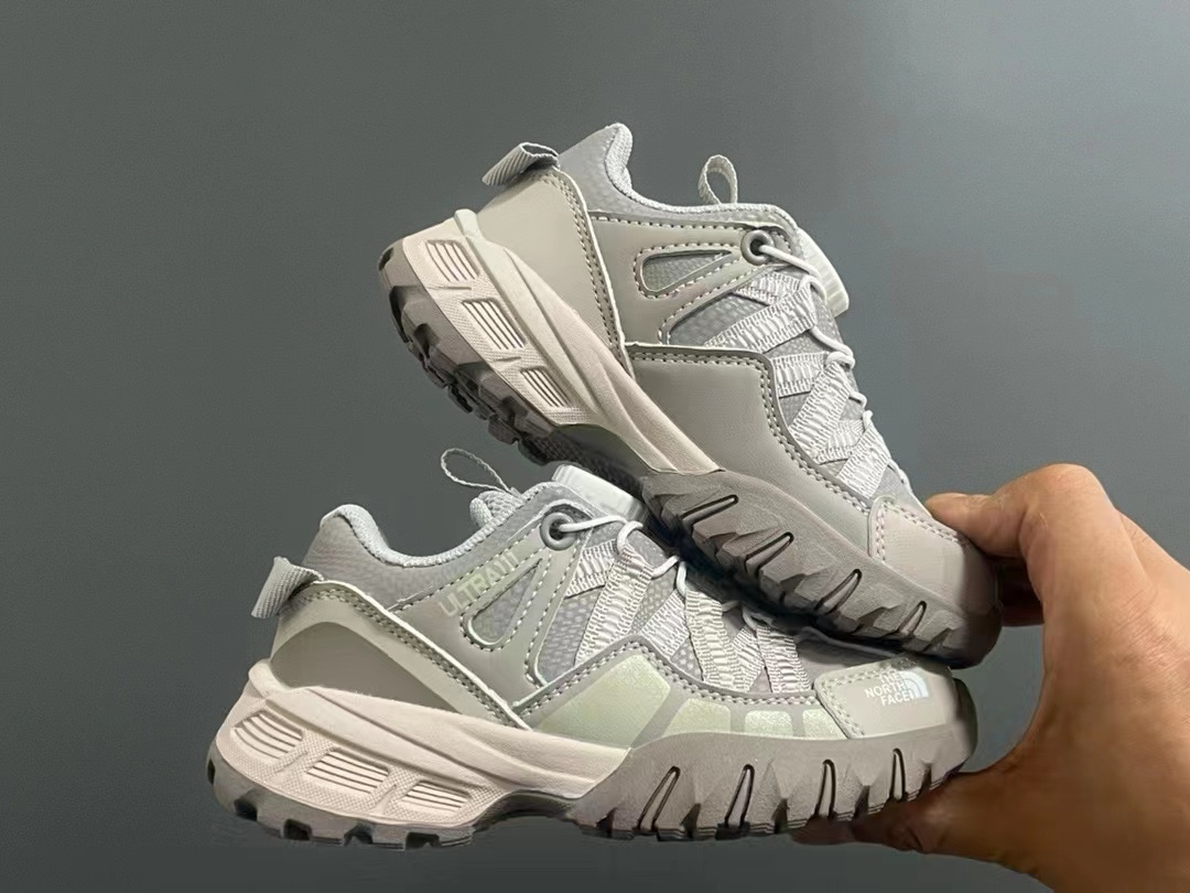 图片[9]-品牌：THE NORTH FACE 26-37 🔥🔥北面登山鞋2024海外前先版考虑到孩子的穿脱以及行走的安全以及耐磨性 北面人性化的设计💓采用了旋钮锁扣以及橡胶大底给孩子带来各项不一样的视觉及穿搭 既潮流 又百搭 🌈宝妈们强烈建议入手一双-选品中心