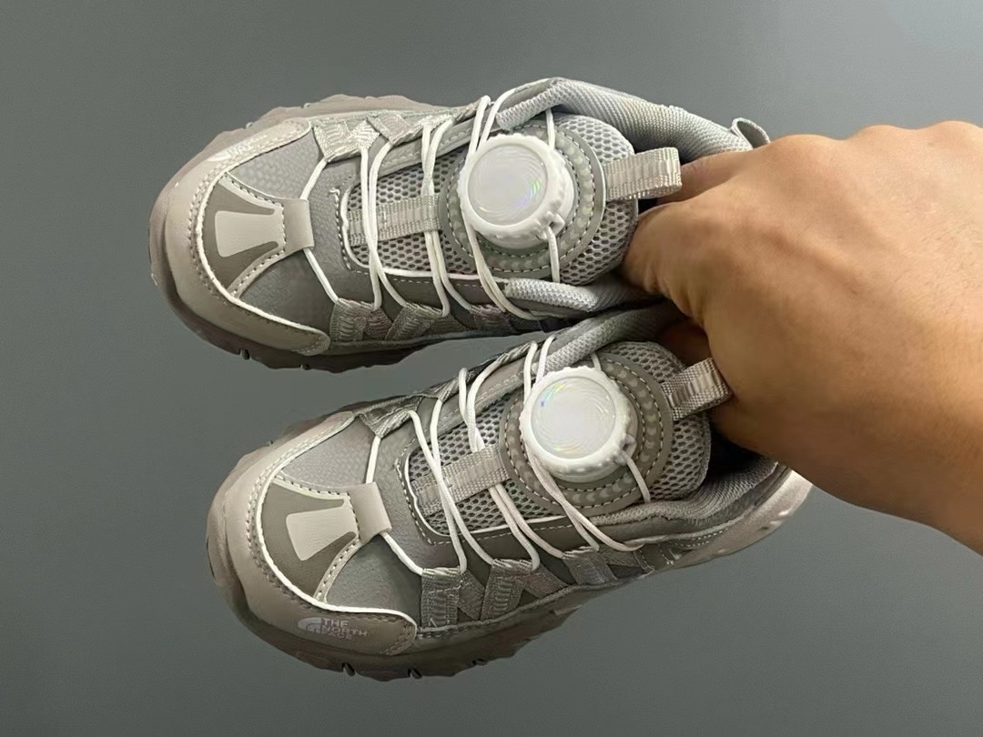 品牌：THE NORTH FACE 26-37 🔥🔥北面登山鞋2024海外前先版考虑到孩子的穿脱以及行走的安全以及耐磨性 北面人性化的设计💓采用了旋钮锁扣以及橡胶大底给孩子带来各项不一样的视觉及穿搭 既潮流 又百搭 🌈宝妈们强烈建议入手一双-选品中心