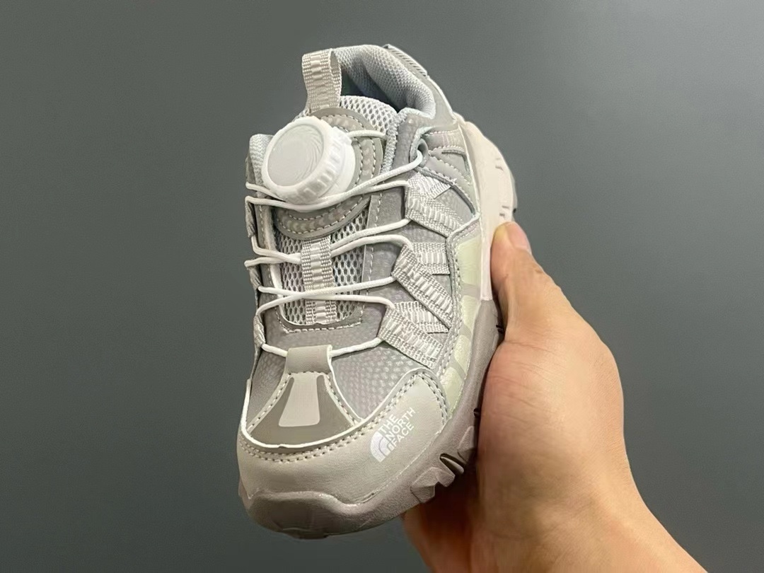 图片[3]-品牌：THE NORTH FACE 26-37 🔥🔥北面登山鞋2024海外前先版考虑到孩子的穿脱以及行走的安全以及耐磨性 北面人性化的设计💓采用了旋钮锁扣以及橡胶大底给孩子带来各项不一样的视觉及穿搭 既潮流 又百搭 🌈宝妈们强烈建议入手一双-选品中心