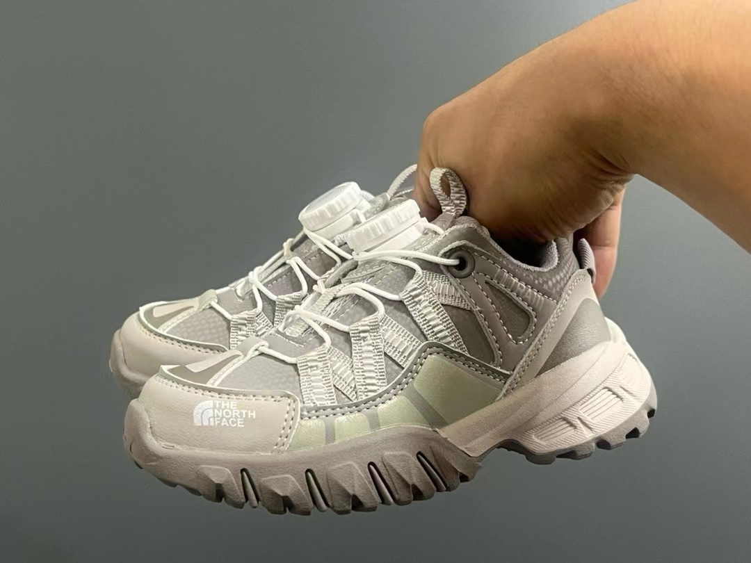 图片[2]-品牌：THE NORTH FACE 26-37 🔥🔥北面登山鞋2024海外前先版考虑到孩子的穿脱以及行走的安全以及耐磨性 北面人性化的设计💓采用了旋钮锁扣以及橡胶大底给孩子带来各项不一样的视觉及穿搭 既潮流 又百搭 🌈宝妈们强烈建议入手一双-选品中心